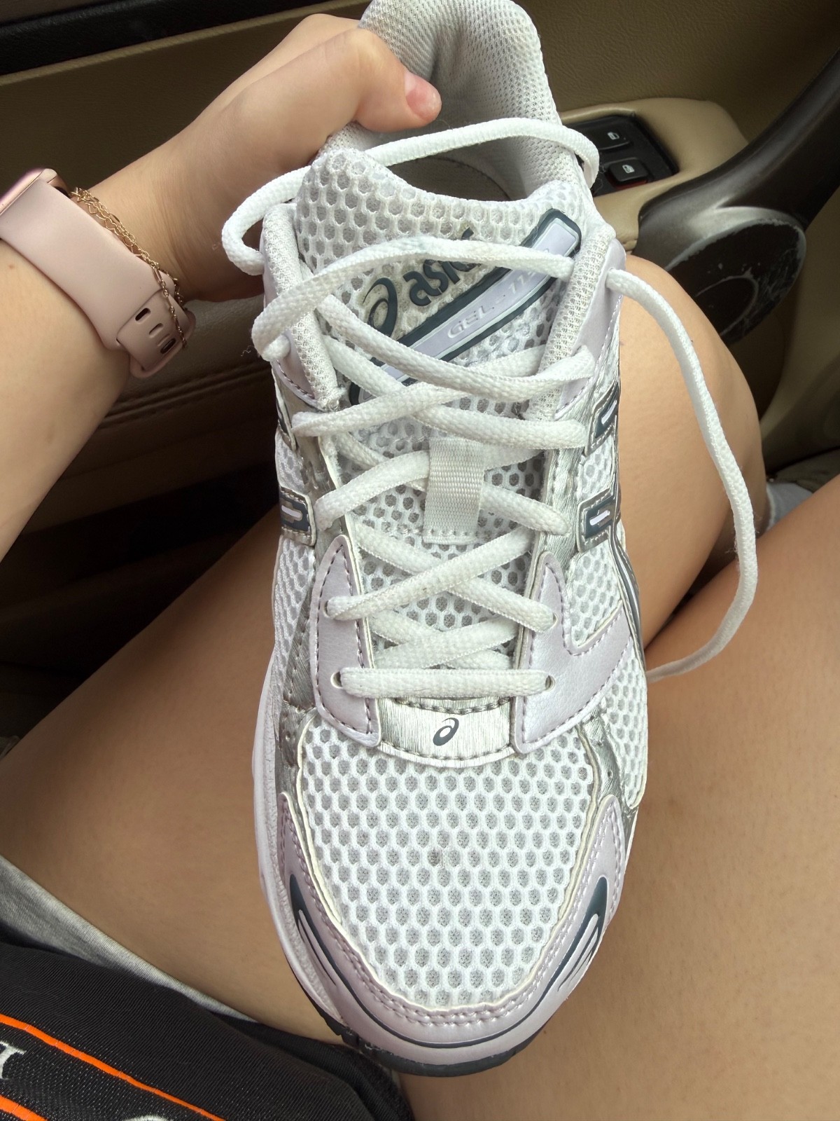 ASIC gel 1130 color is in faded ash rock size 7.5. Only worn once.
