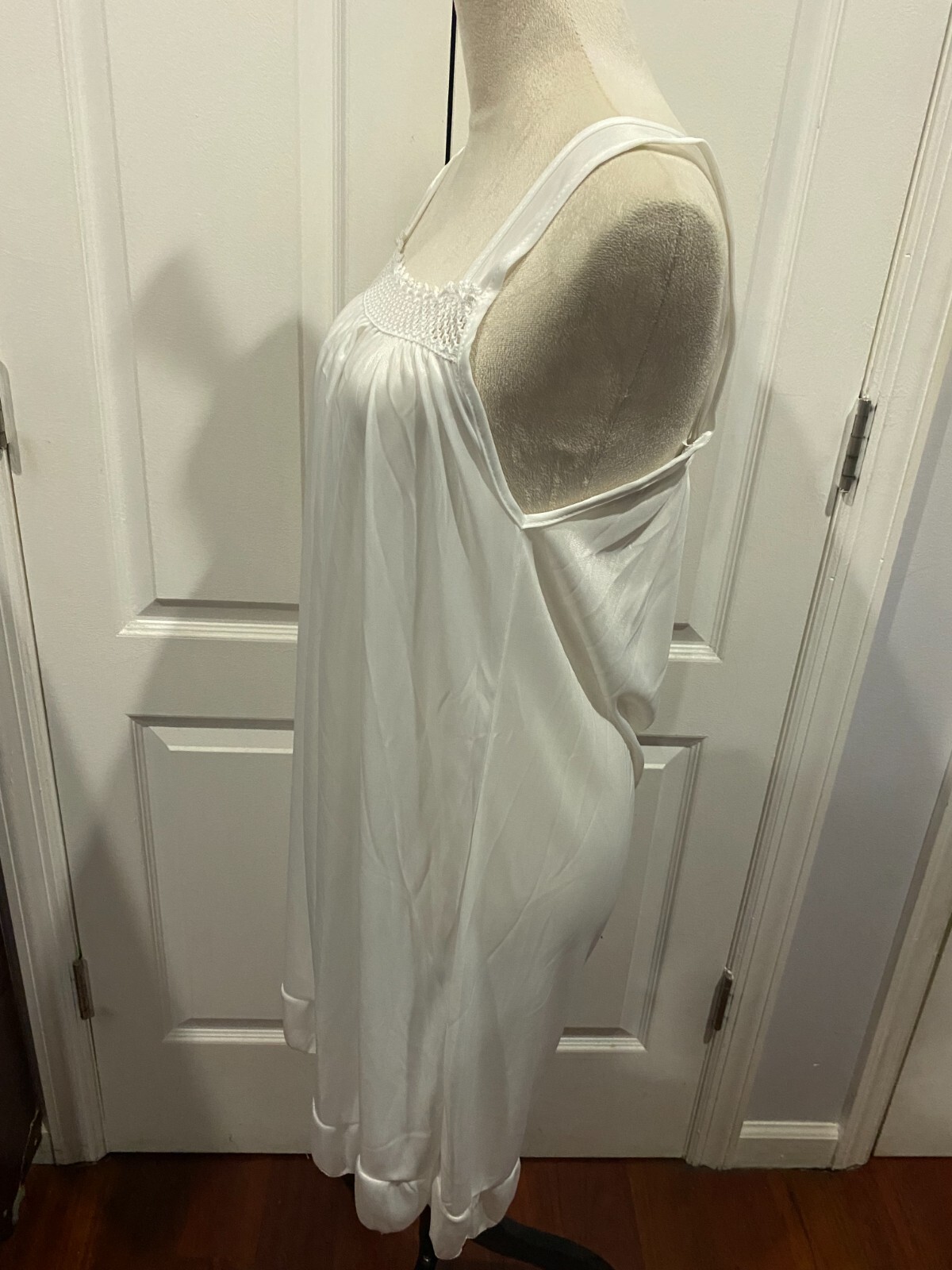 Silky Sleeveless Nightgown w/Robe Embroidery Lace Floral Design White Size XL