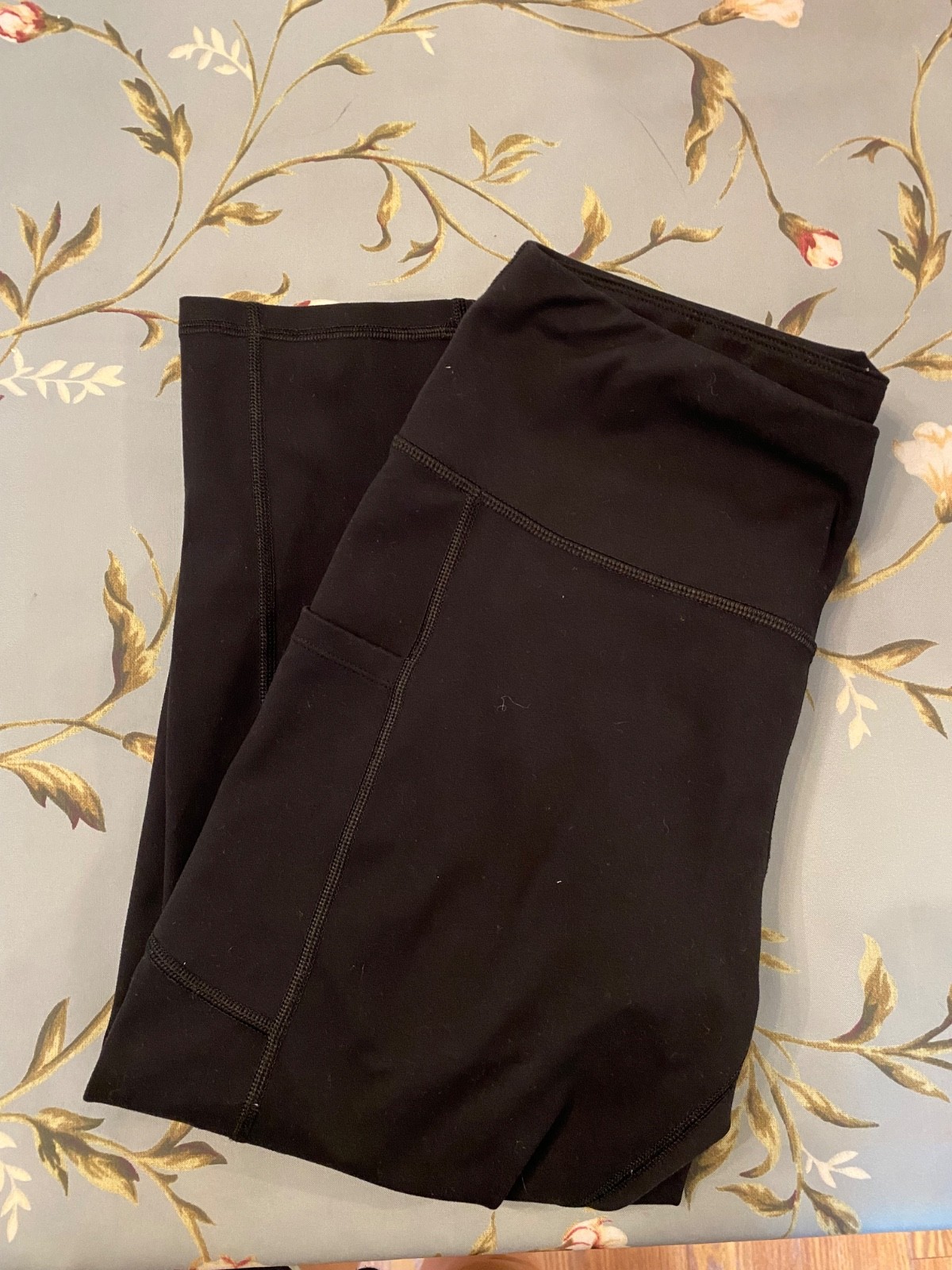 IUGA Cropped Black Capri Athletic Leggings (Large), with pockets and high waist
