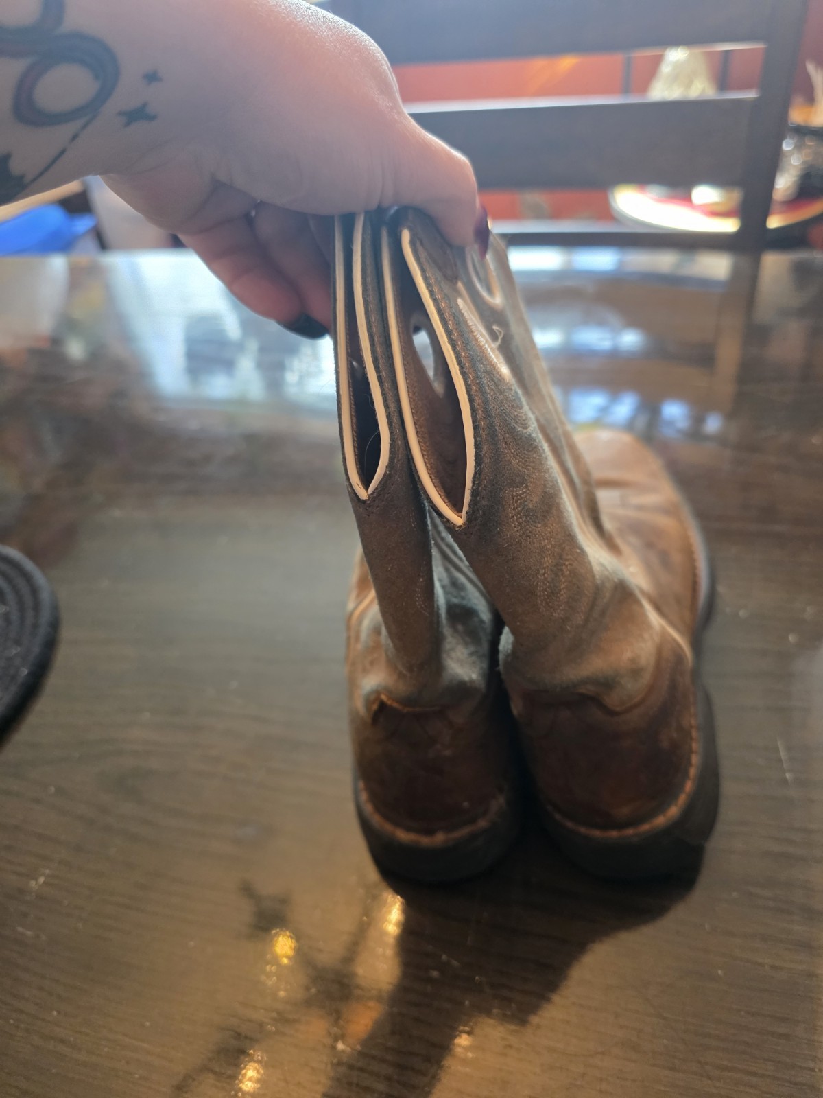 Classic Ariat western pull-on boots leather upper with contrast stitching. 5