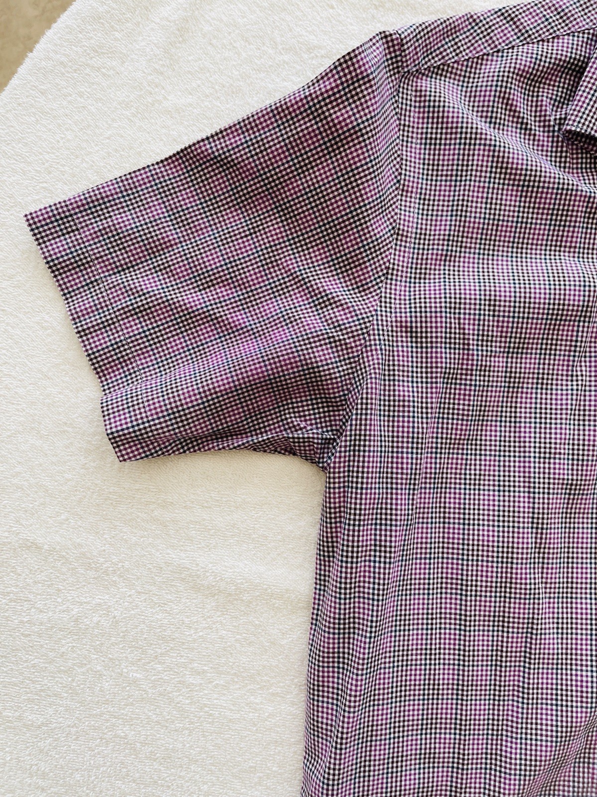 Van Heusen Button Up Shirt Men’s Size Small Short Sleeve Polyester Blend Wine