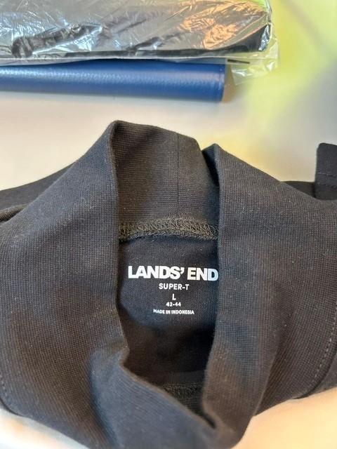 Lands End Men’s Super T Mock Turtle Neck in Large 1 WHite 1 Black