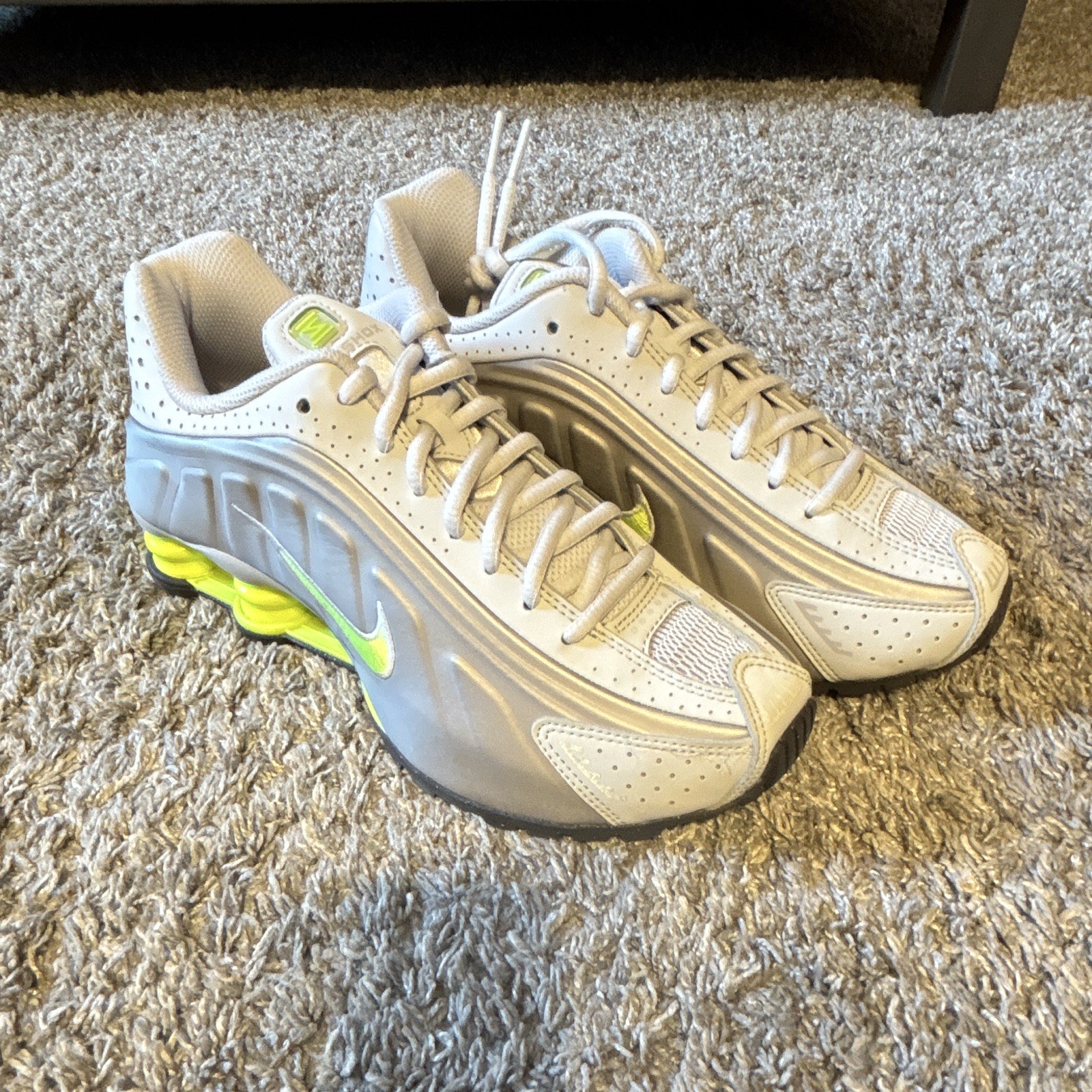 Nike Shox R4 GS 5.5Y Silver/White/Green Low Top Lace-Up Sneakers CW2626-008