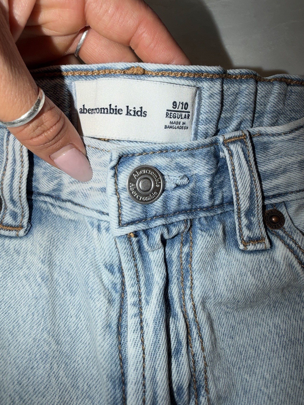 Abercrombie Kids Girls Light Wash Denim Shorts 9/10 Regular Pockets 10″ Inseam