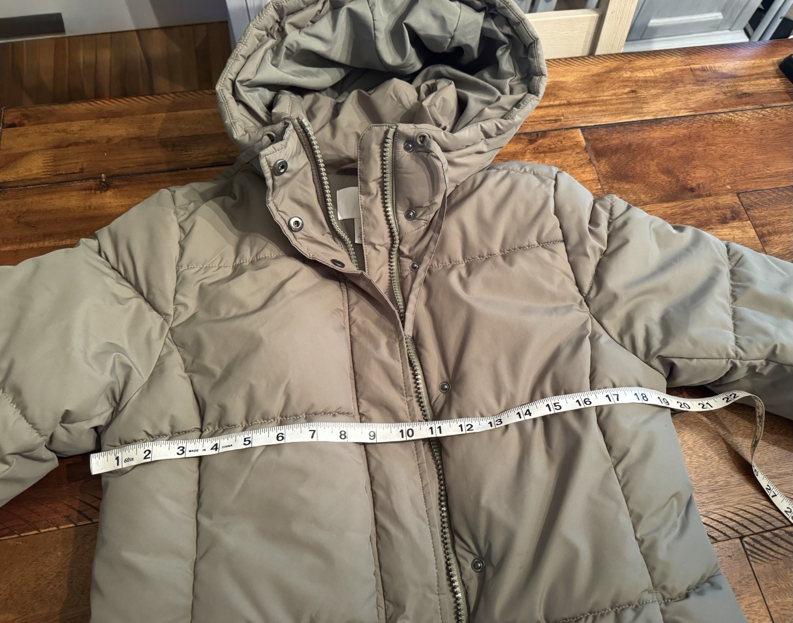 Stunning and cute! Women’s H&M Long Puff Jacket, Olive Green, size small. Read!