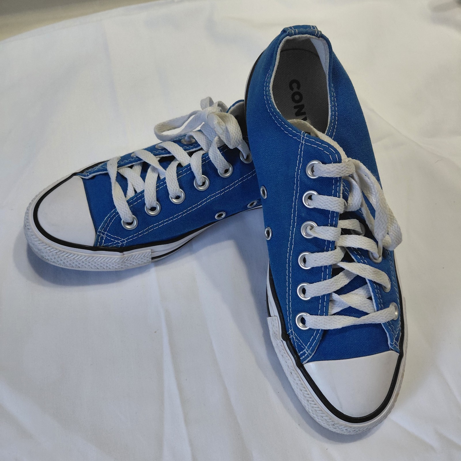 Converse Chuck Taylor All Star Women’s Low Top Blue White. Women’s 8 or Men’s 6