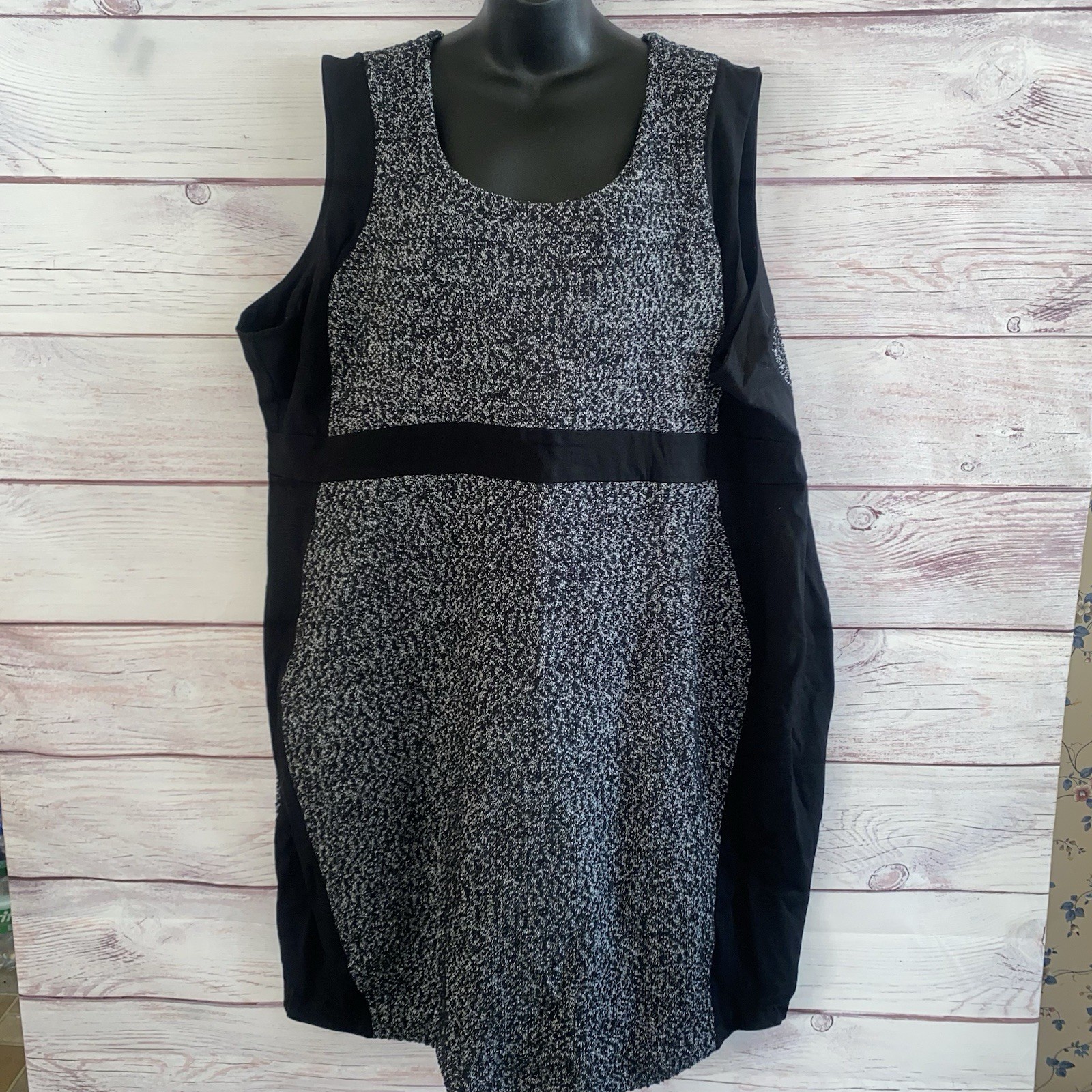 Torrid AT THE KNEE BOUCLE CONTOURED PANEL DRESS Womens Size 30 Black White