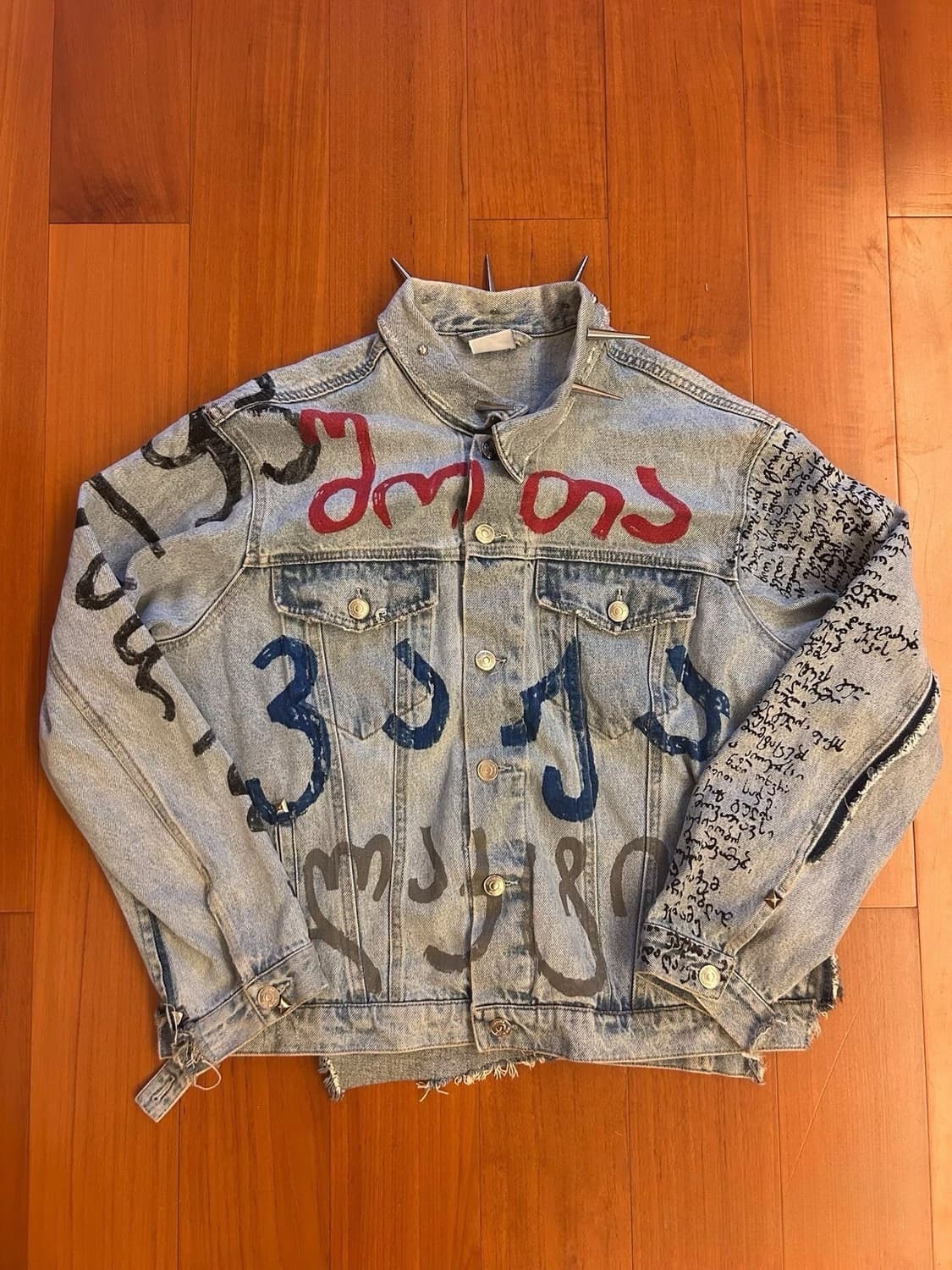 *rare* Vetements 2019 Piercing Graggiti Denim Jacket