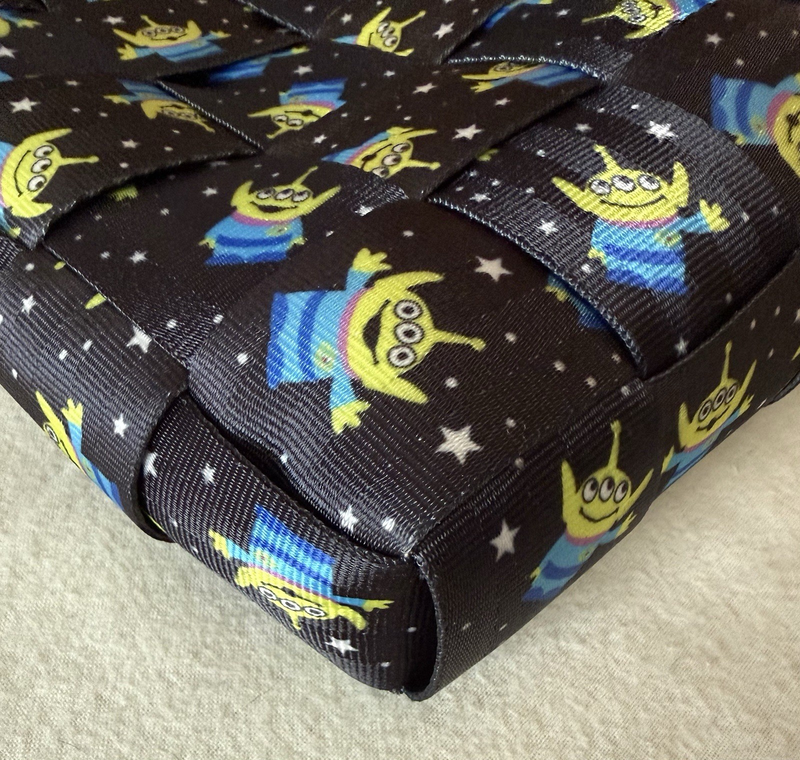 Harveys Seatbelt Bag Disney Toy Story Mini Messenger Aliens