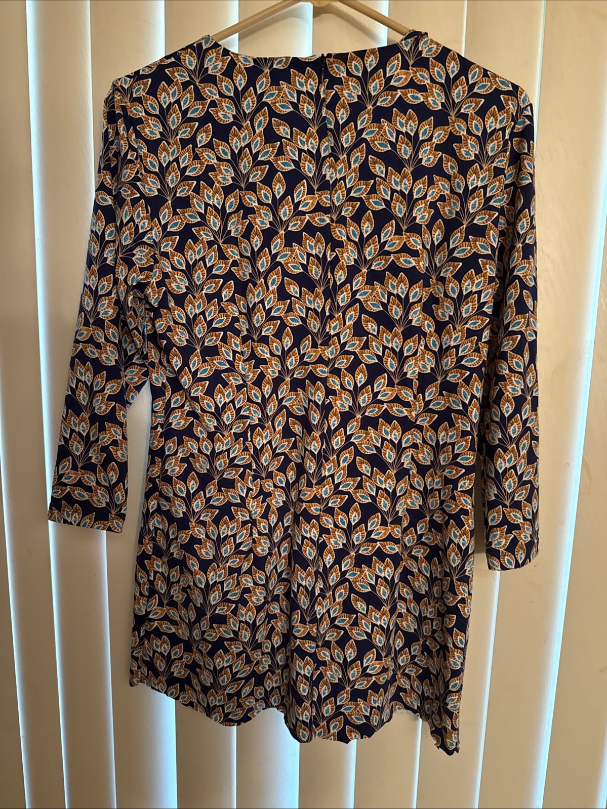 J.Mclaughlin Leaf Print READ– Perfect for Everyday & Brunch! Large