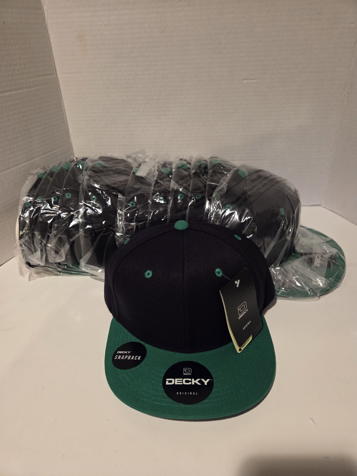 Decky 351 – Blank 2-Tone Snapback Hat, 6 Panel Flat Bill Polyester Black & Green