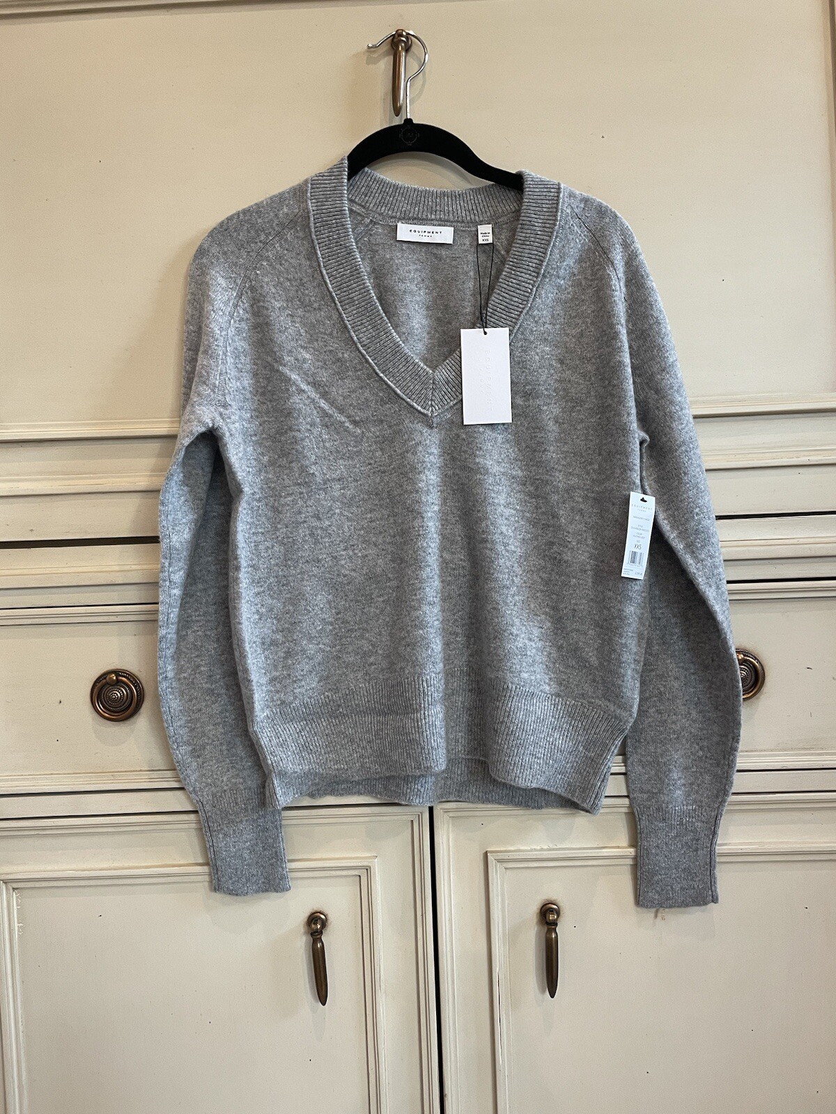 NWT $295 Equipment 100% Cashmere Gray V-Neck Sweater XXS Elegant Minimalist