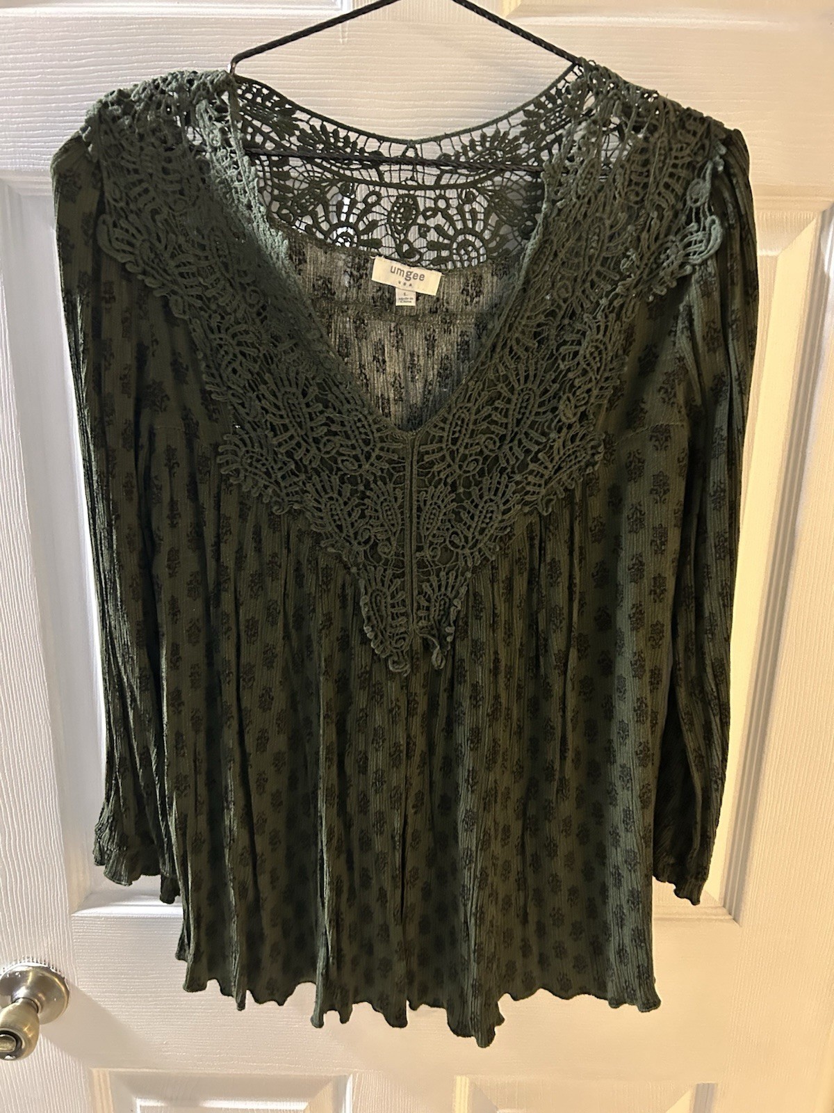 Dark Green Umgee Blouse Features An Intricate Lace Neckline Size Large L