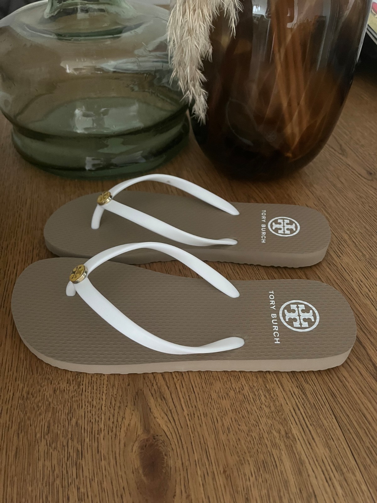 TORY BURCH Flip Flops 8 US Tan White Classic Summer Beach Rubber Sandals