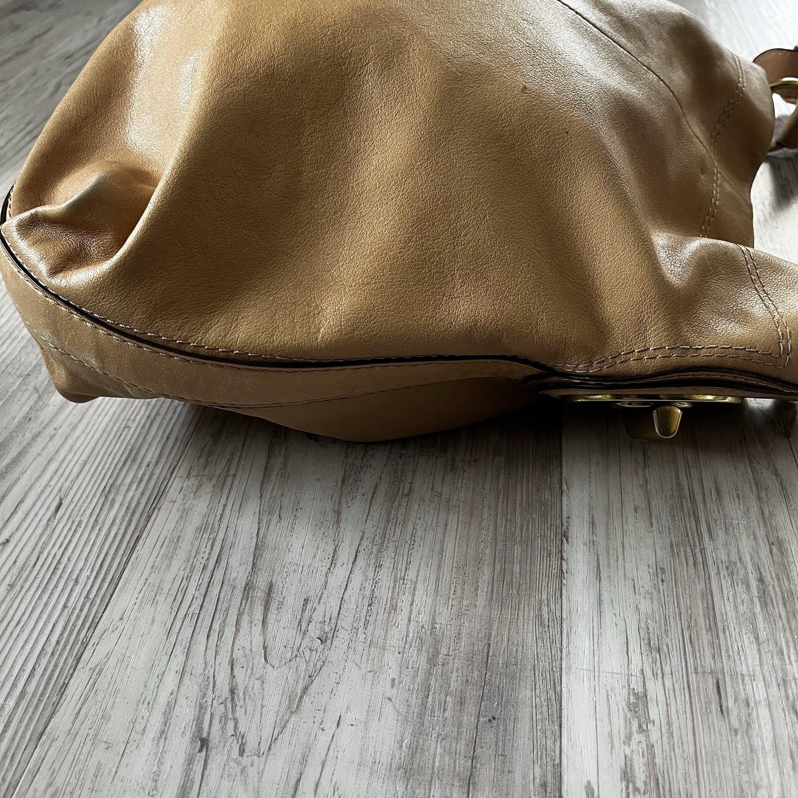 2000s Coach Peyton Shoulder Leather Purse Bag – Tan w/ Gold Color Hardware