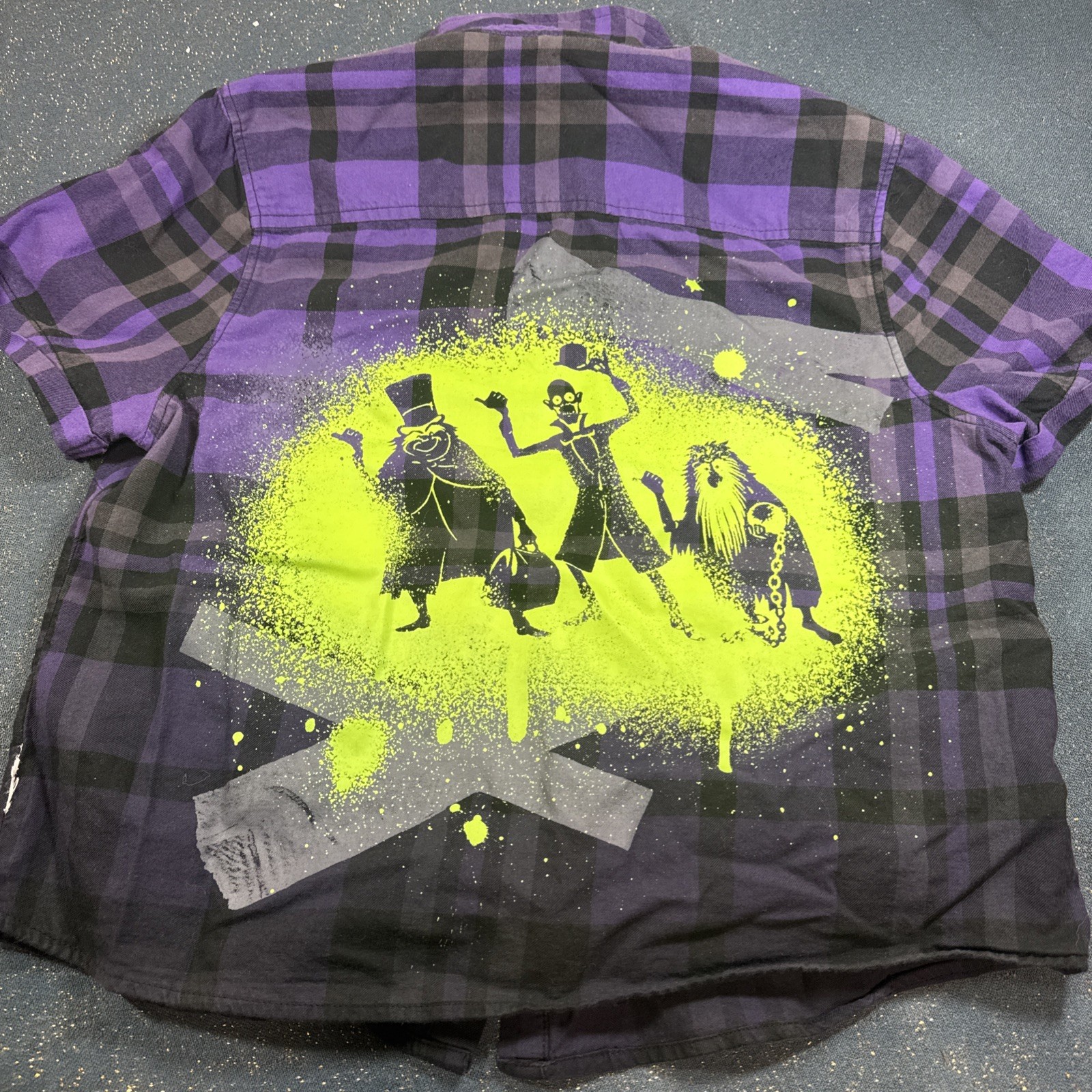 NWT Disney Her Universe Haunted Mansion Hitchhiking Ghosts Purple Plaid Shirt L