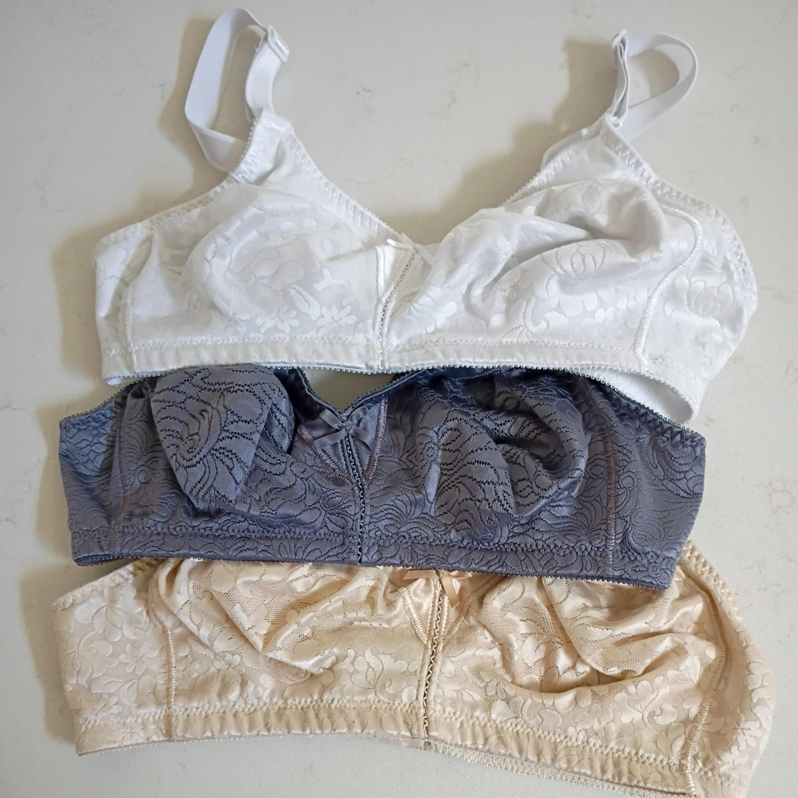 3 Bali Women’s Double Support Spa Closure Wirefree Bra 3372 36C white gray cream