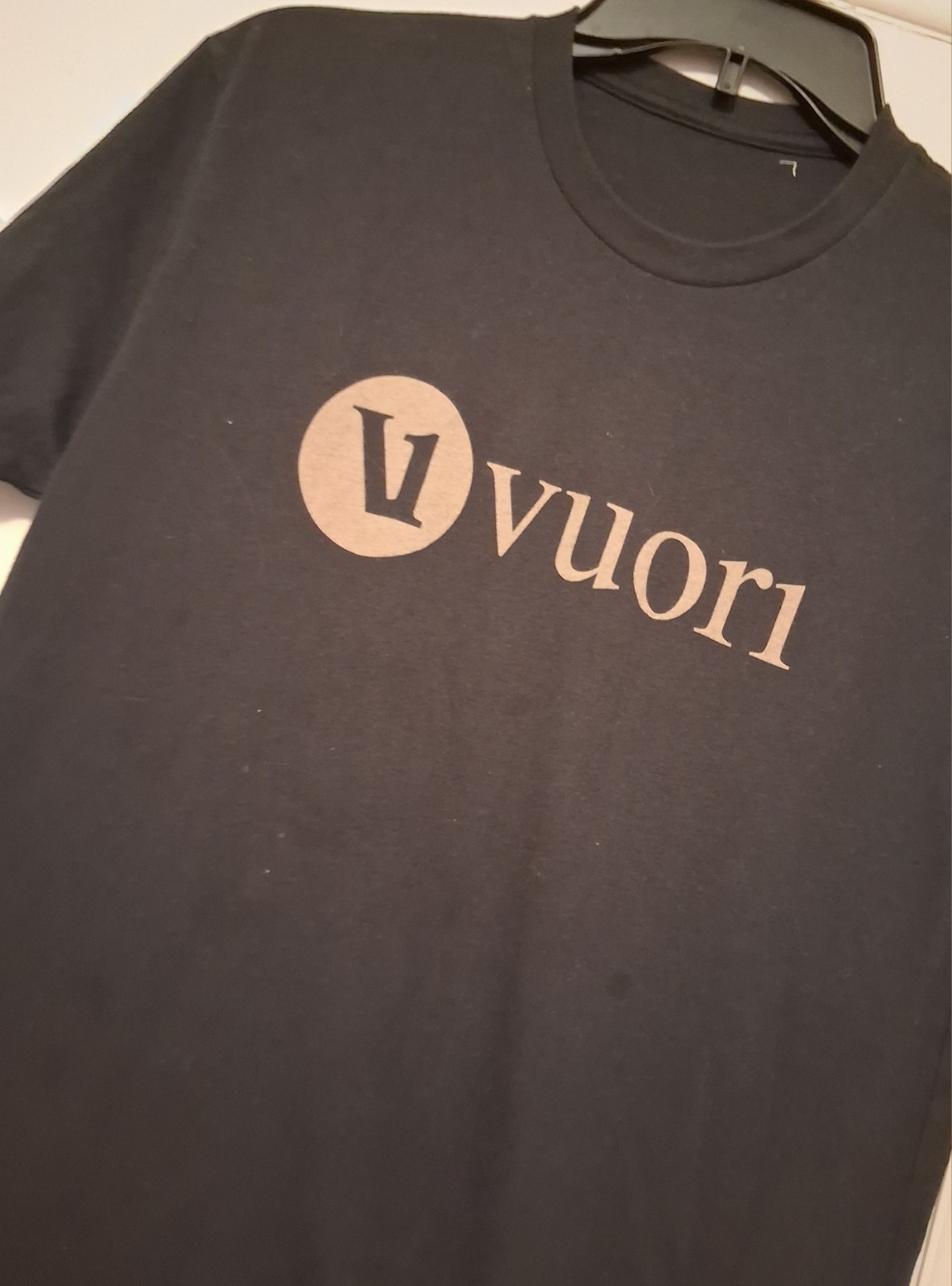 Vuori V1 Logo Men’s SzS Black Short Sleeve Graphic Casual T-shirt