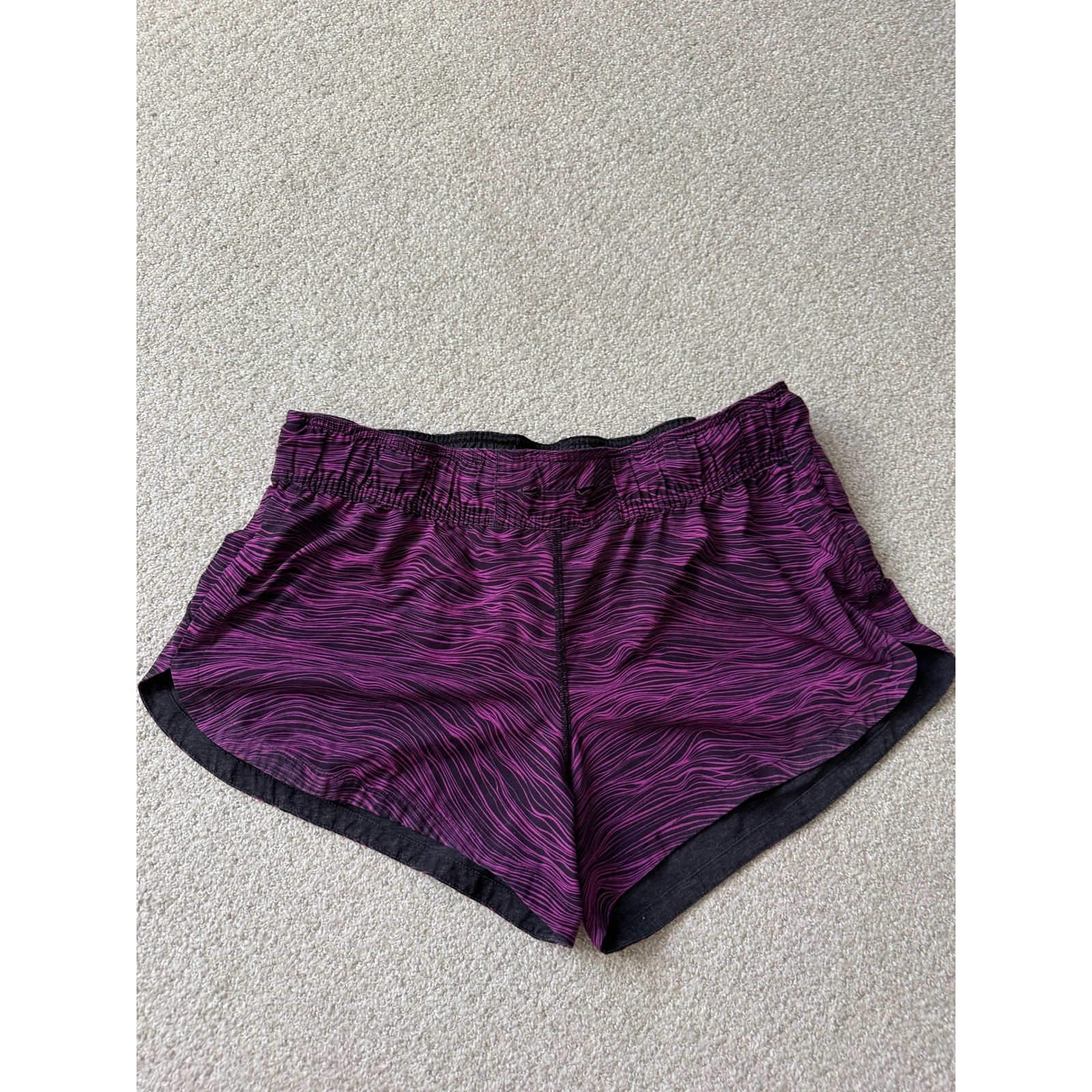 Lululemon Choose a Side Reversible Shorts Size 8 Charcoal Grey Purple Zebra Wave