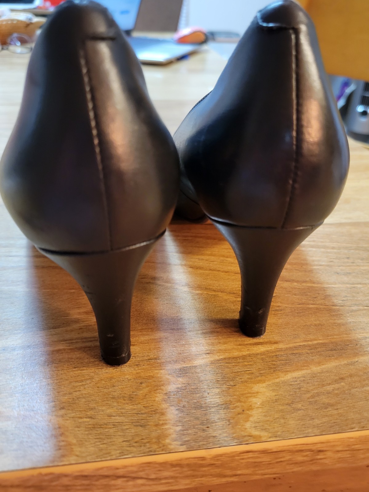 Black Leather 2.25″ Heeled Pump By CLARKS Artisan sz 7.5. Very Clean Condtn
