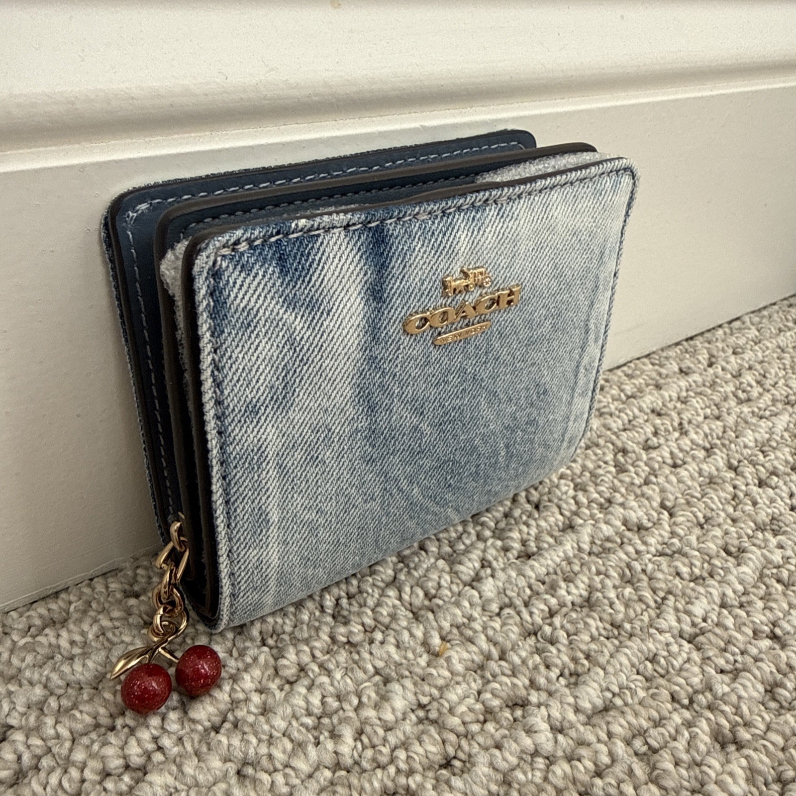 🍒 COACH Snap Wallet In Loved Denim With CHERRIES Charm CEC35 Gold/Light Indigo