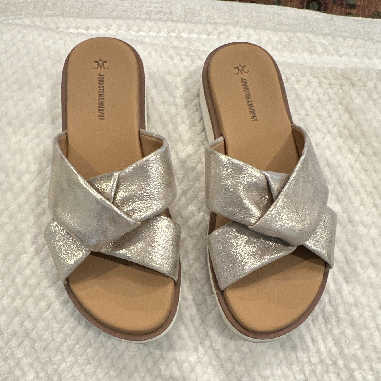 Johnston & Murphy Mitzi Women’s Metallic Gold Leather Crisscross Slide Wedge 7