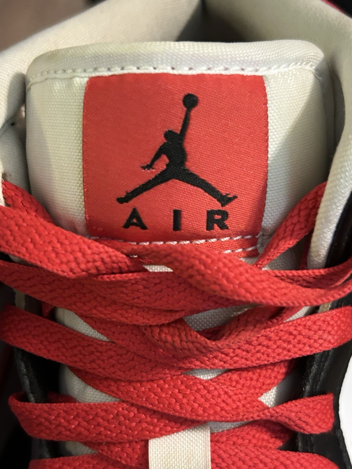 Nike Air Jordan 1 Mid Gym Red Black Toe Very Berry 554725-016 GS 7Y 8.5 W