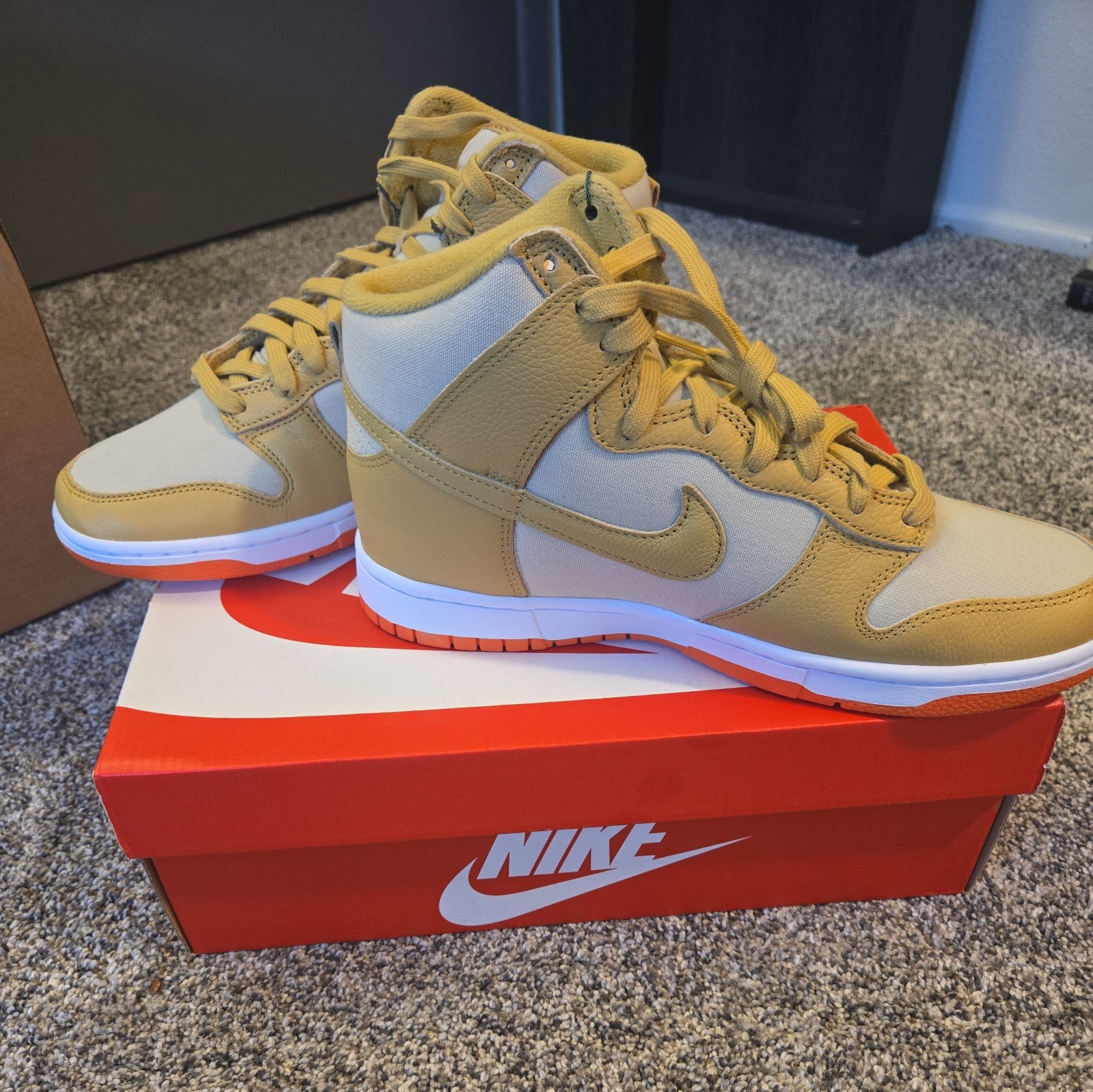 [DV7215-700] Mens Nike Dunk High ‘Wheat Gold Safety Orange’ Sz 9