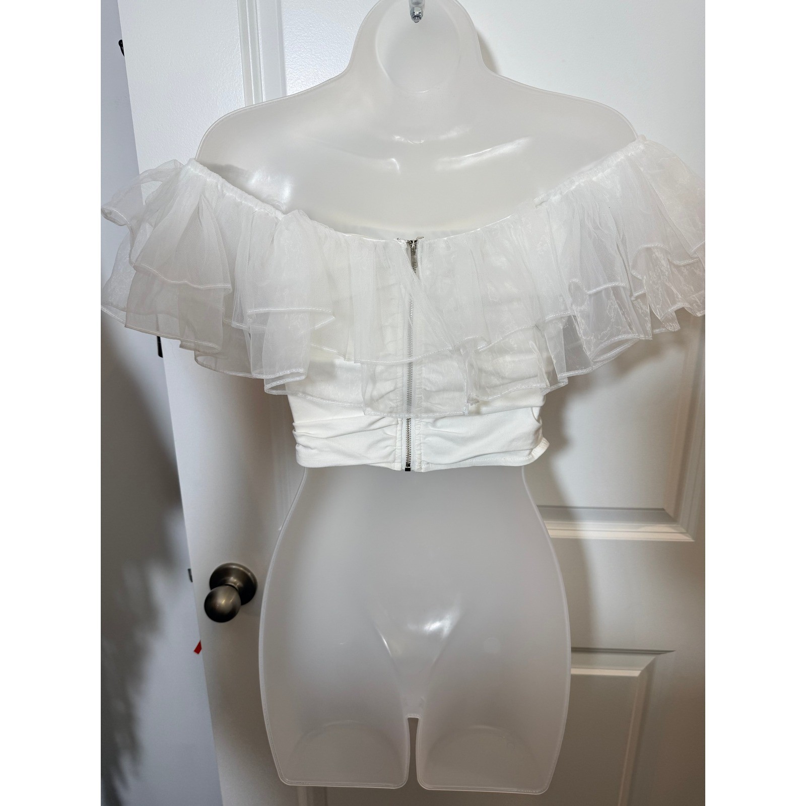 Altar’d State Womens White Tulle Ruffle Off-The-Shoulder Ruched Crop Top Small