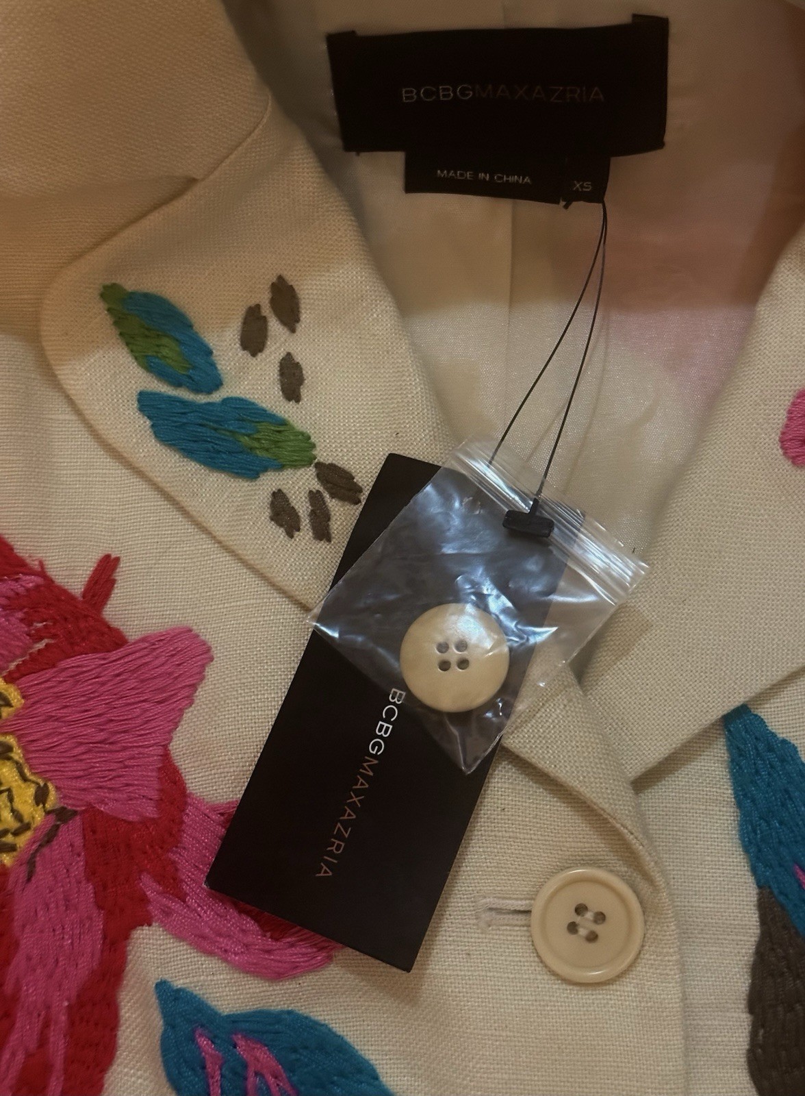 Beautiful BCBGMAXAZRIA XS Floral Embroidered Button Front Collared Jacket❣️