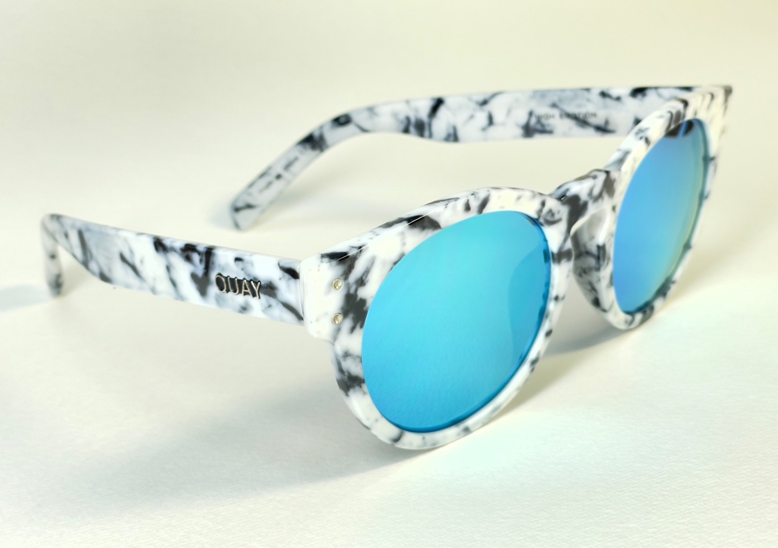 QUAY Australia Sunglasses HIGH EMOTION Blue Mirror Lens Cat 3 Marble Grey White