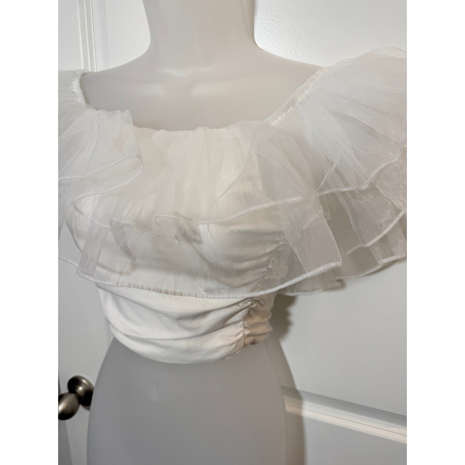 Altar’d State Womens White Tulle Ruffle Off-The-Shoulder Ruched Crop Top Small