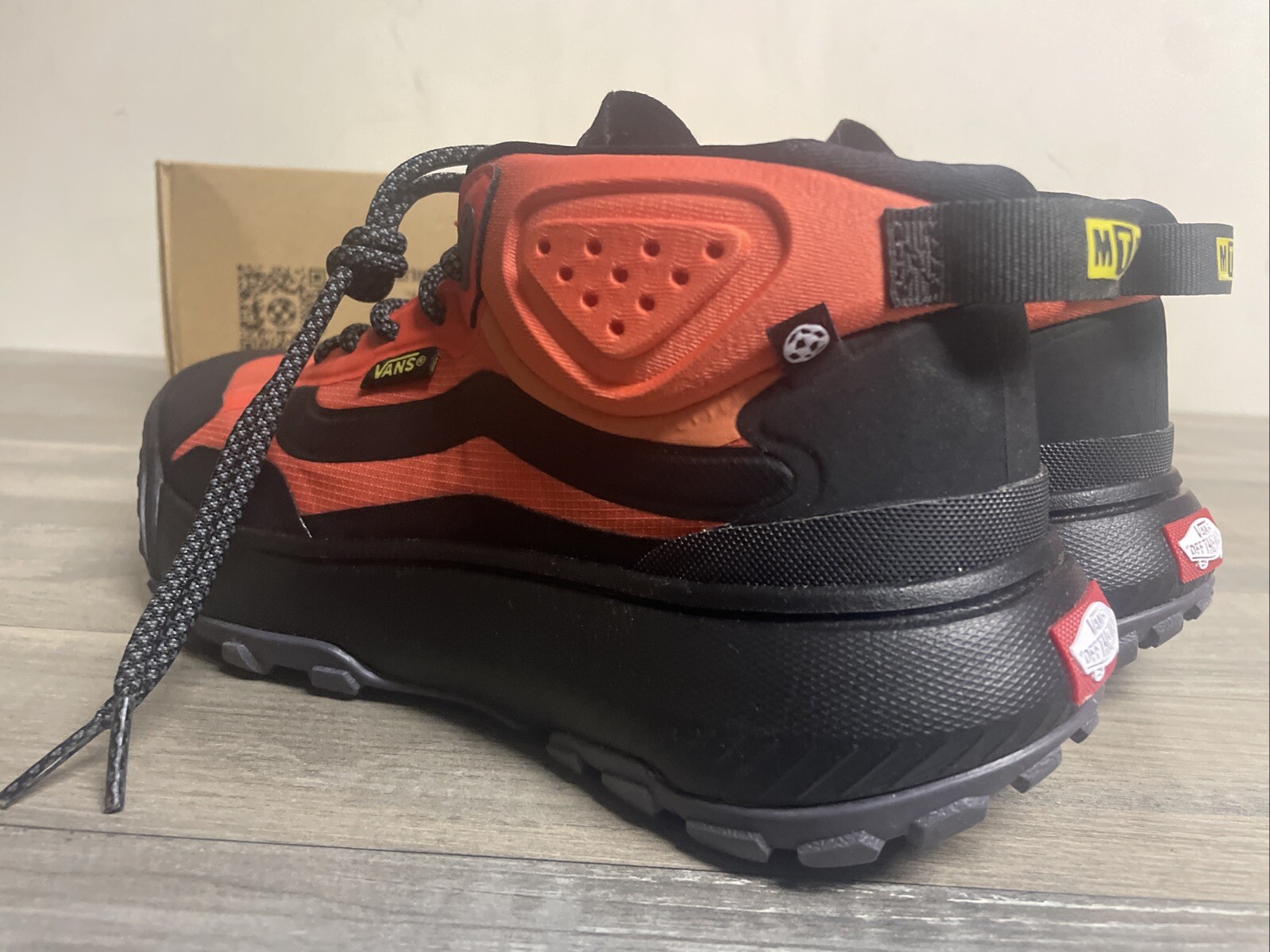 Vans MTE CrossPath Mid Black/Orange Sneakers Hiking Shoes Men’s Size 8.5 NEW
