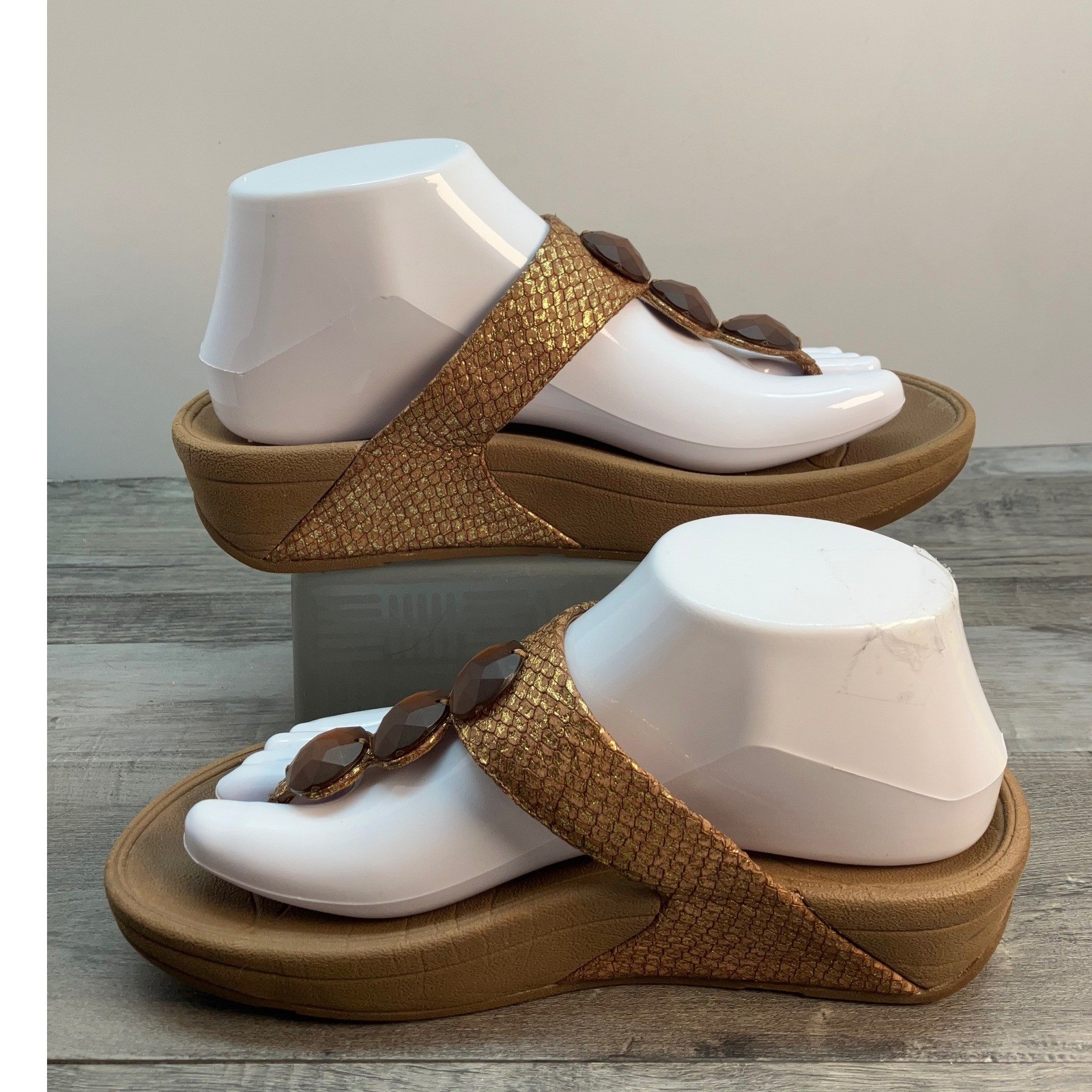FitFlop Microwobbleboard Bronze Snakeskin Gemstone Thong Sandals Womens 7