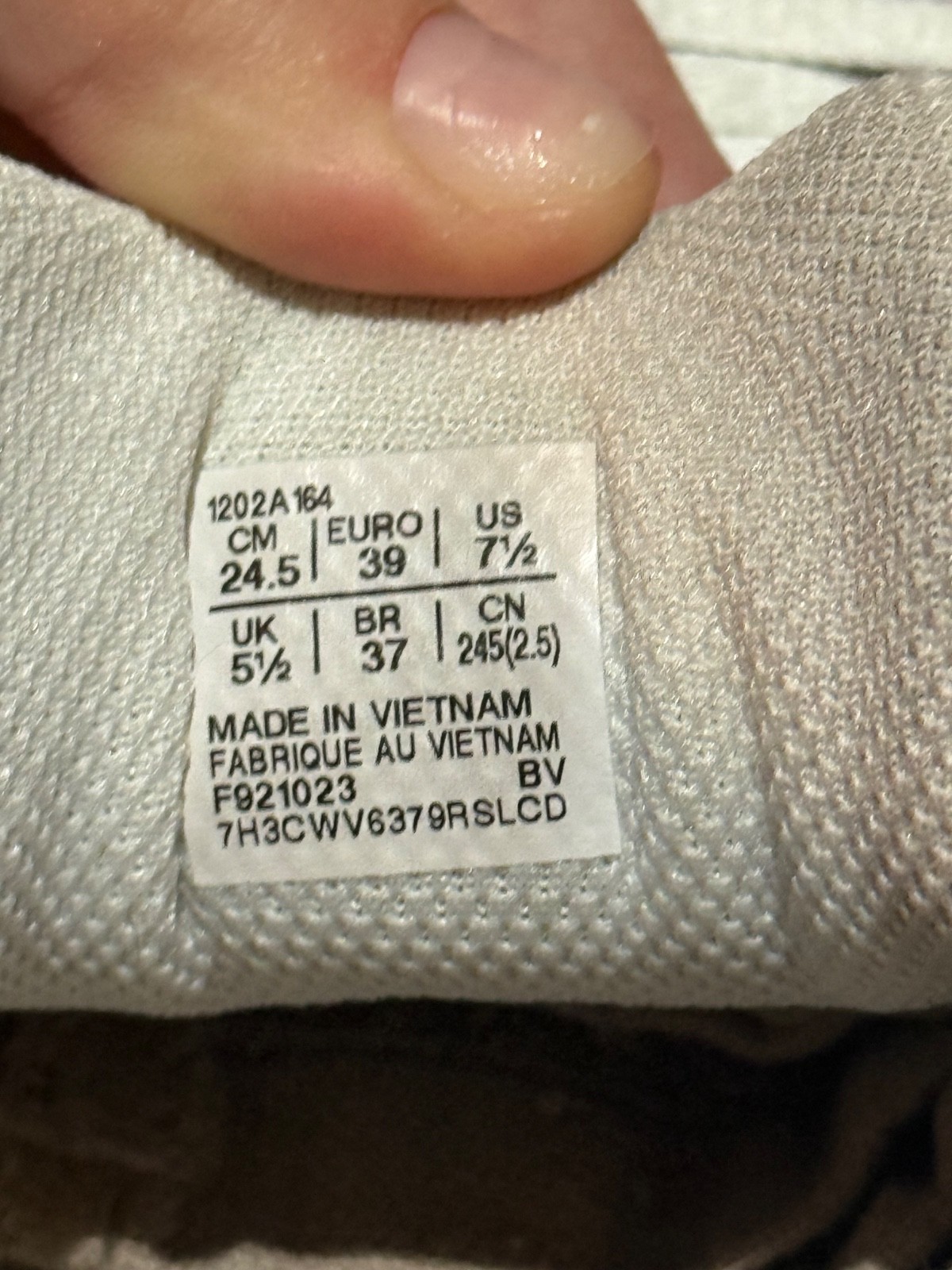 ASIC gel 1130 color is in faded ash rock size 7.5. Only worn once.