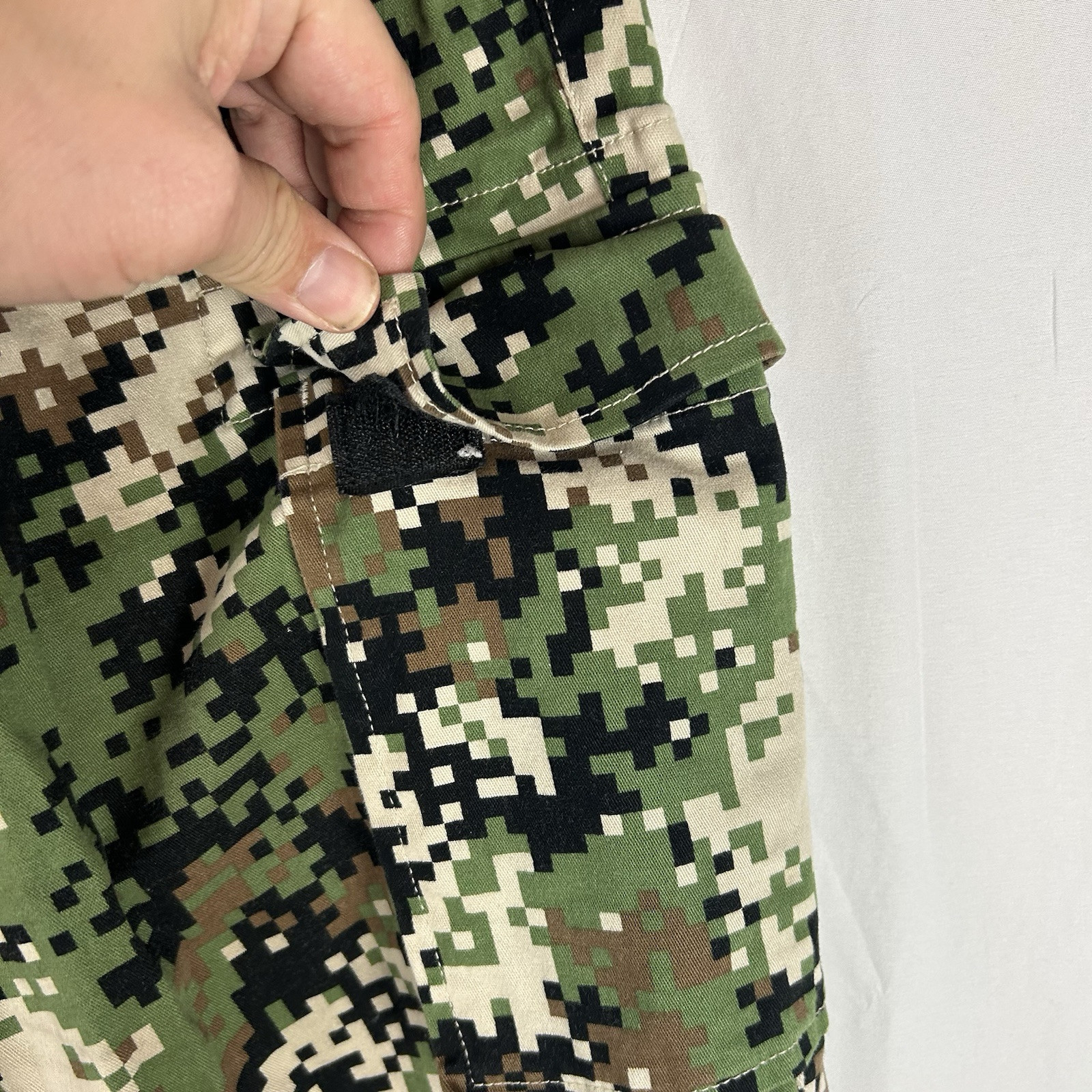 SNOOP DOGG Supply Pull On Cargo Pants Army Digi CAMO Size Small *Flaw