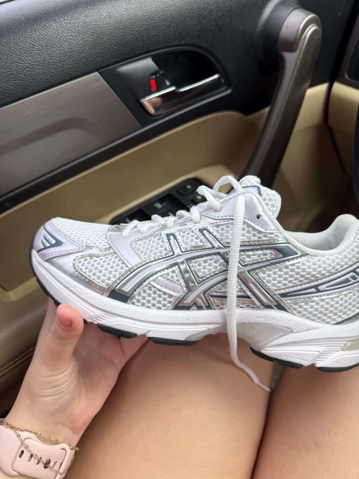 ASIC gel 1130 color is in faded ash rock size 7.5. Only worn once.