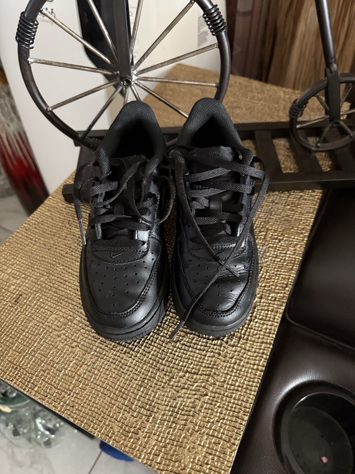 Kids Nike Black Low Top Athletic Sneakers Leather Upper Rubber Outsole Lace-Up