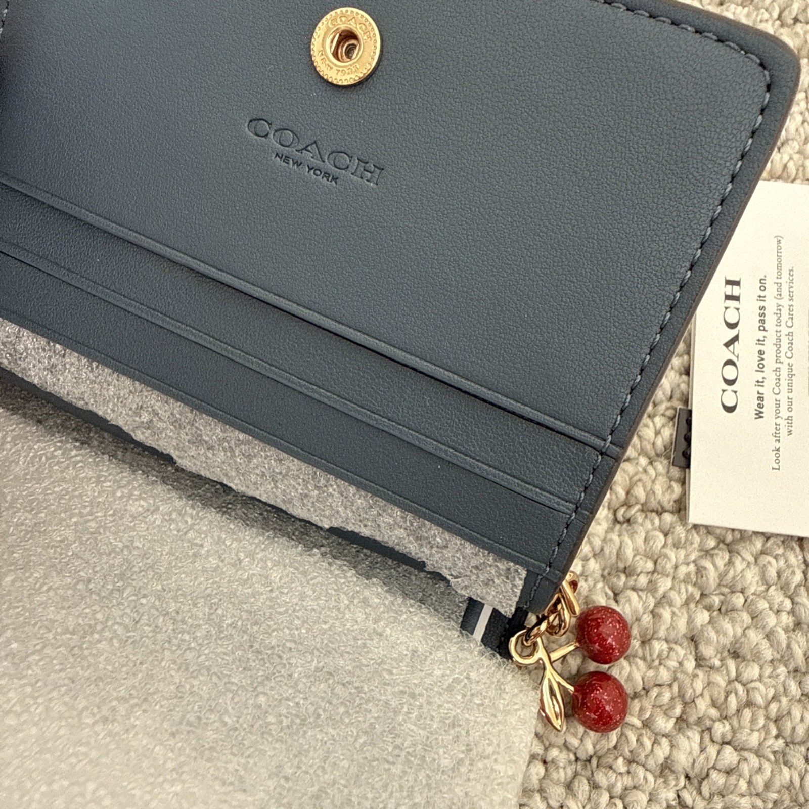🍒 COACH Snap Wallet In Loved Denim With CHERRIES Charm CEC35 Gold/Light Indigo