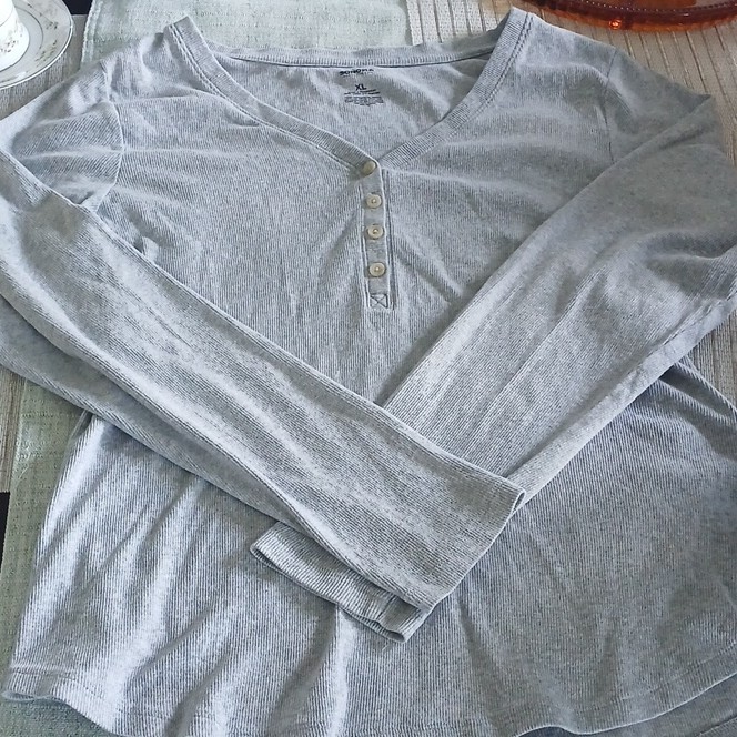 Sonoma Goods For Life Women’s XL Gray Solid Ribbed Knit V-Neck Henley Button Top