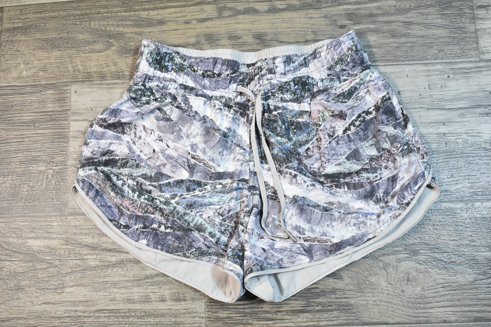 Lululemon Choose A Side Short 3″ Size 4 Springscape Multi French Clay SS-1876