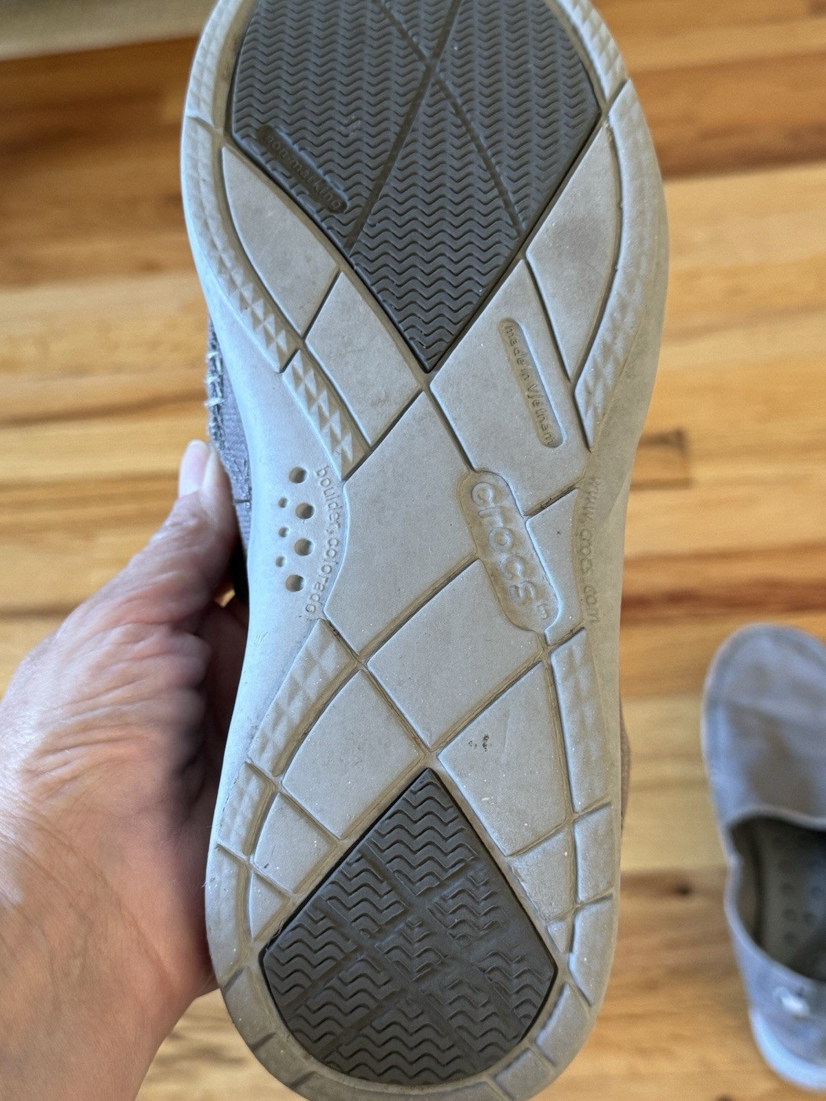 Crocs Walu Slip On Shoes Men’s Size 7 Beige Loafers 11270 TEENS, too