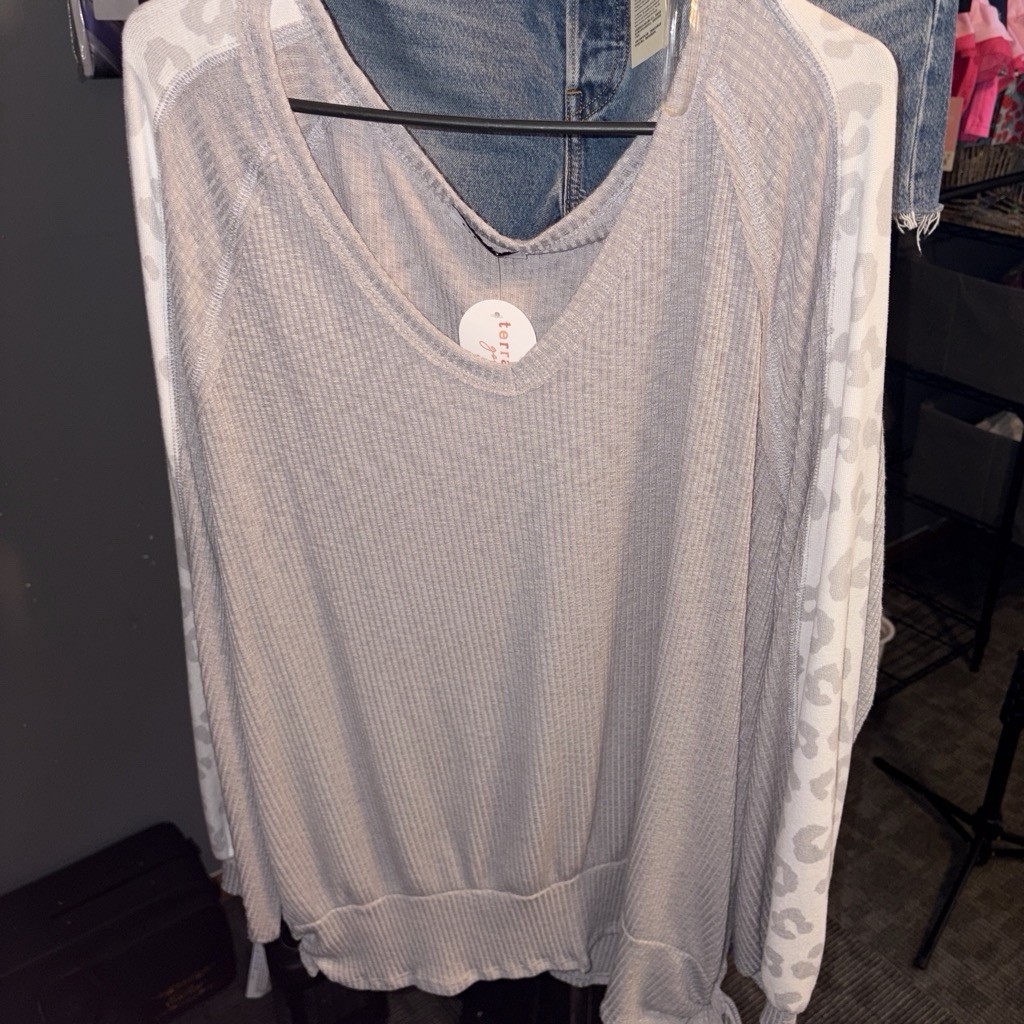 Terracotta Gorge Women’s Plus 3X Gray Knit V-Neck Raglan Leopard Sleeve Top