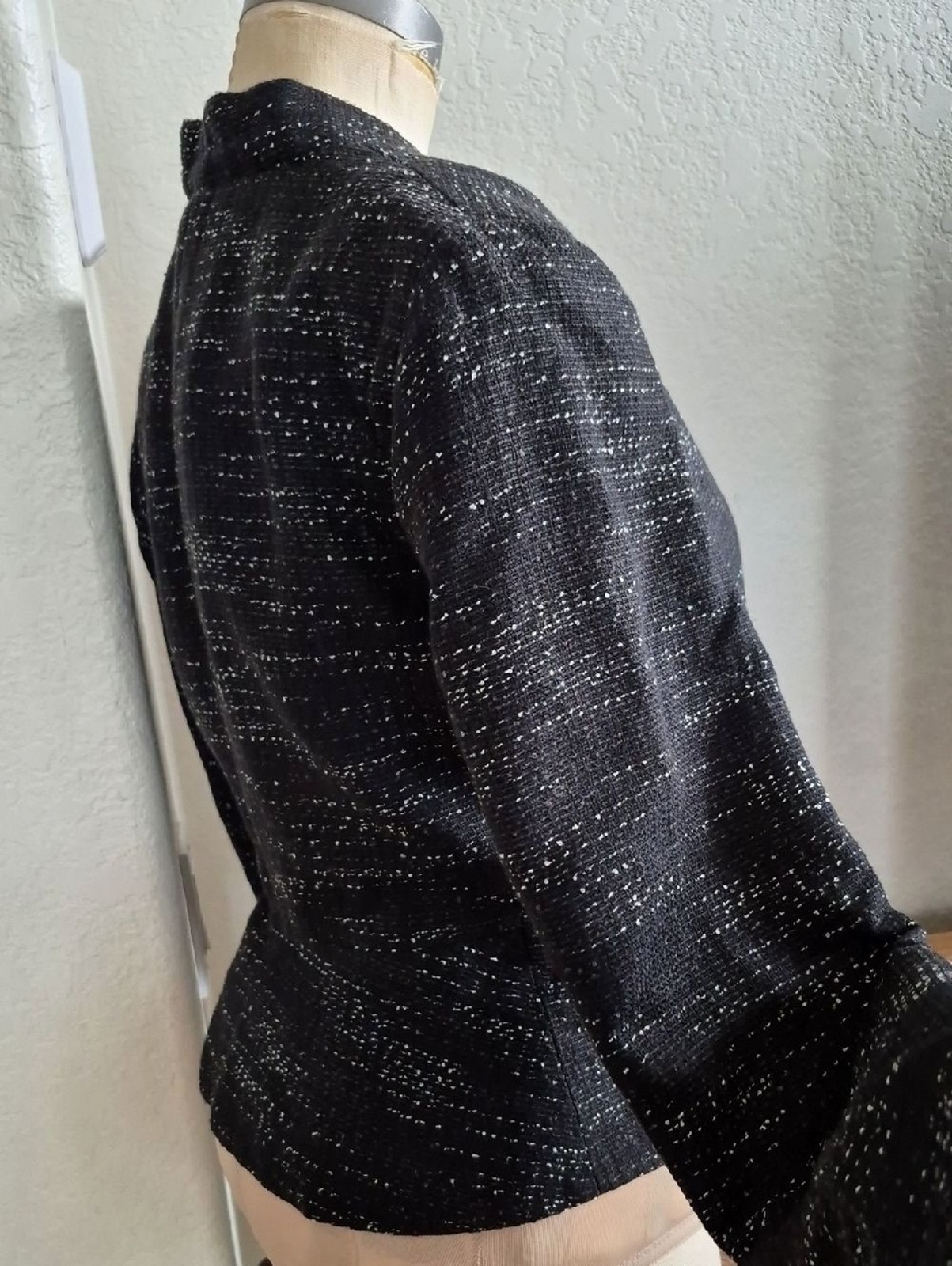 LOFT Tweed, Black & Wht, w/ruffle backwaist & hook clousure Blazer Sz 8 Petite