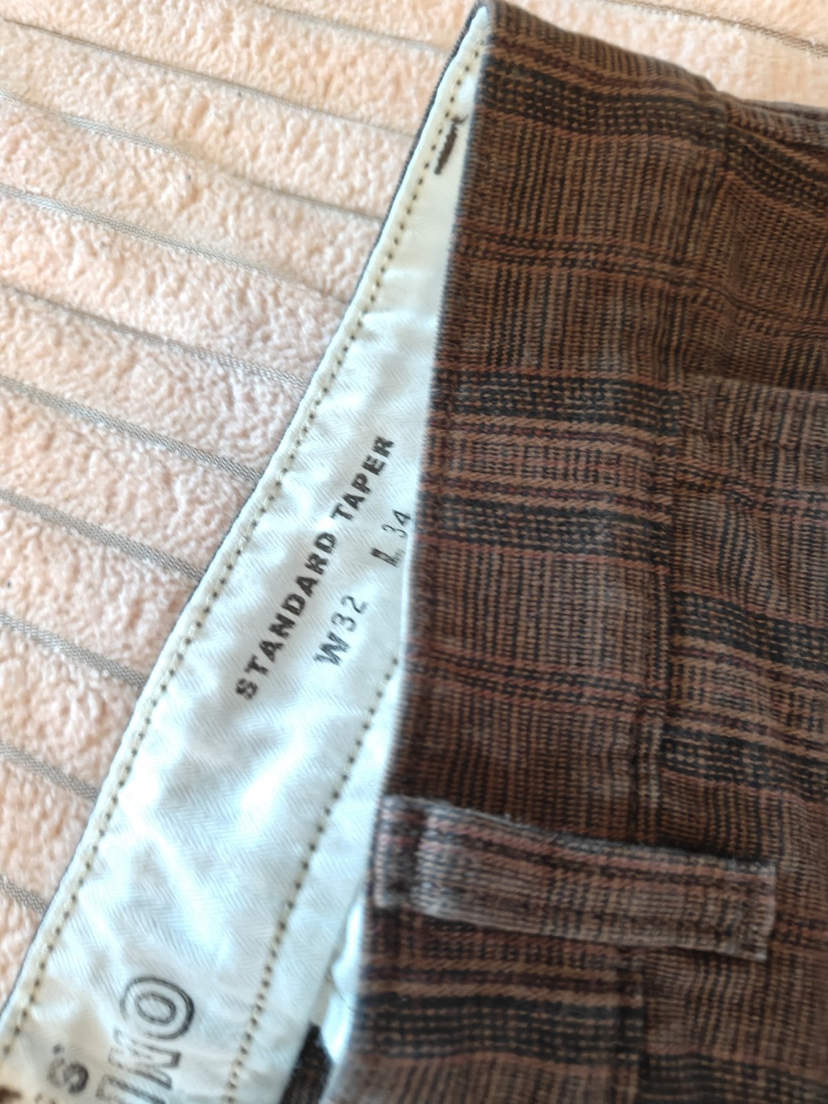 Mens Brown Plaid Patterned Levi’s Tapered Chinos EUC. Discontinued!! 32×34
