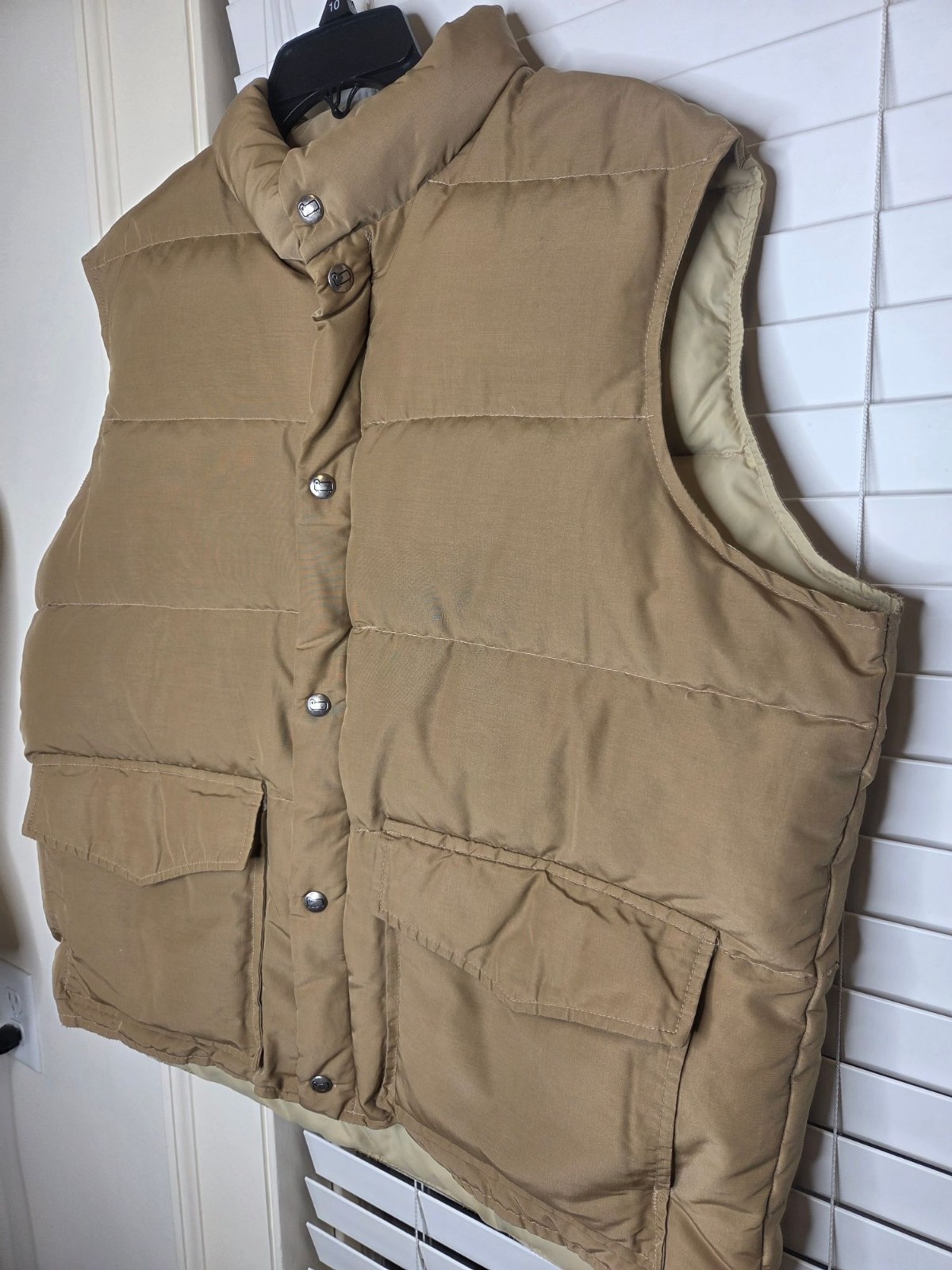 VTG Mens Woolrich Down Puffer Vest M Tan zip/snap Front Cargo Pockets Cabin core