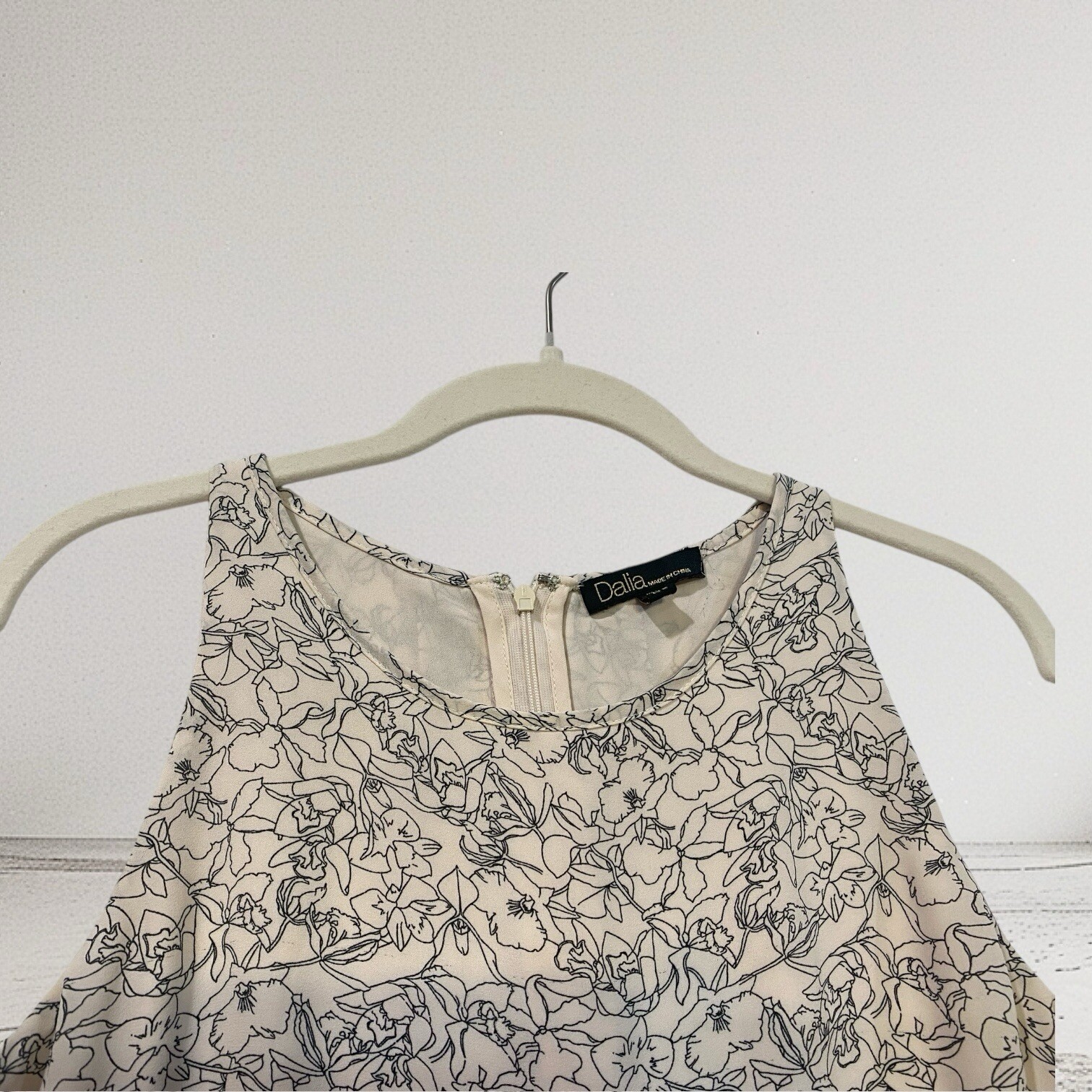 Dalia Womens Floral Sleeveless Layered Top Size Medium Split Back Summer Chic