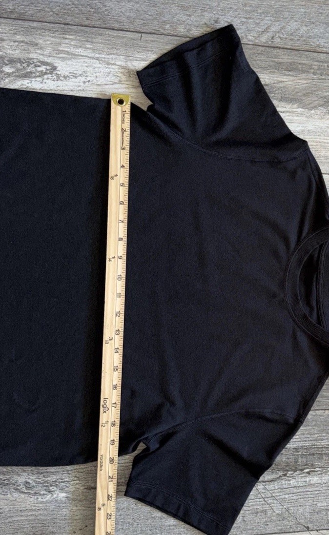 Vuori T Shirt Black Strato Tech Tee Shirt Short Sleeve Athletic M Euc