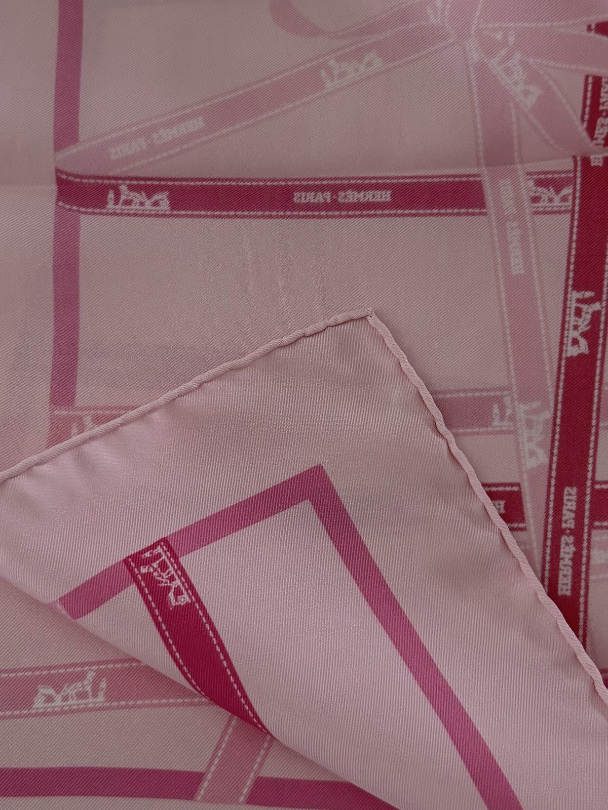 Hermes Scarf Bolduc . Authentic. Size 42×42 Cm. Excellent Condition. Pink.