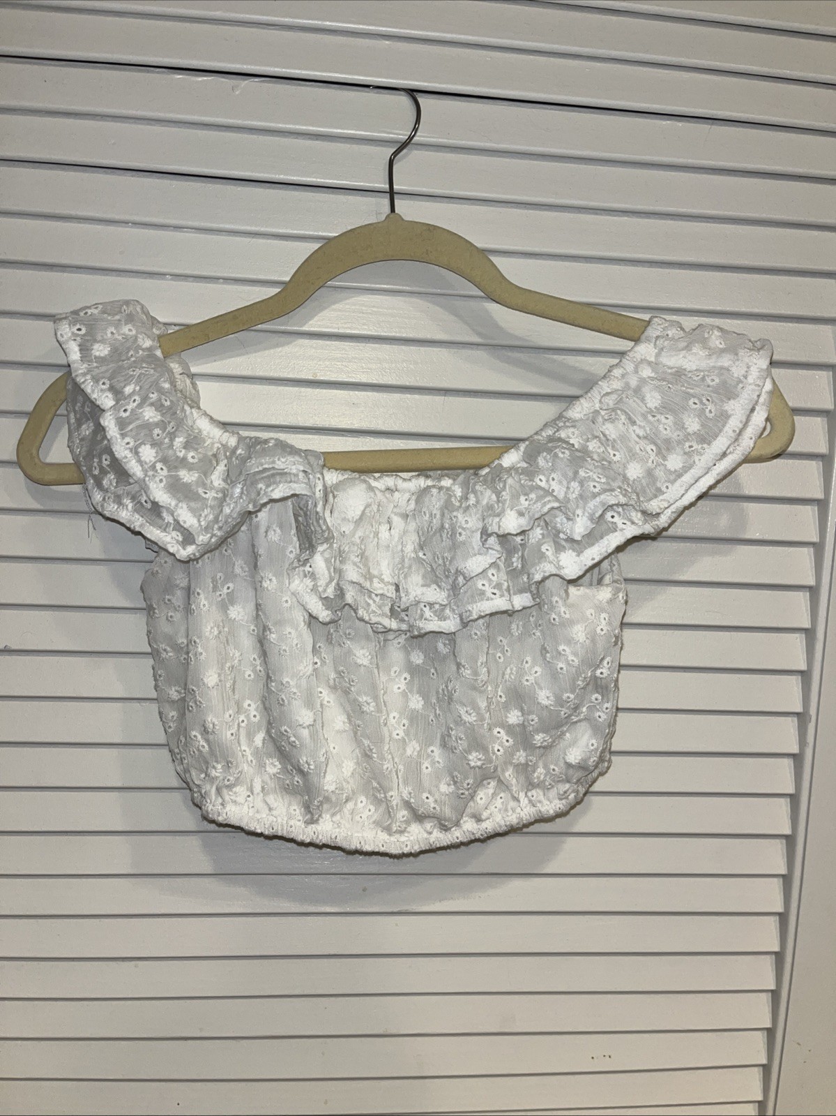 Forever 21 White Eyelet Ruffle Crop Top Size XS